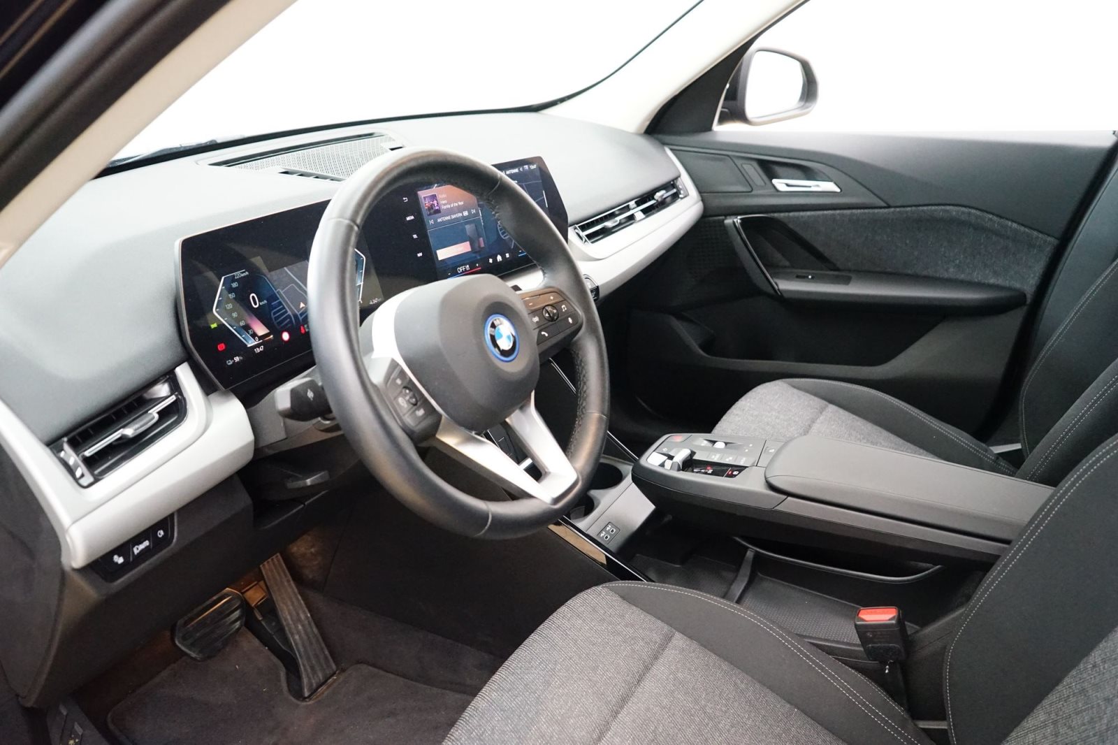 Fahrzeugabbildung BMW iX1 eDrive20 [LED, RFK, LRH, Komfortzugang, DAB]
