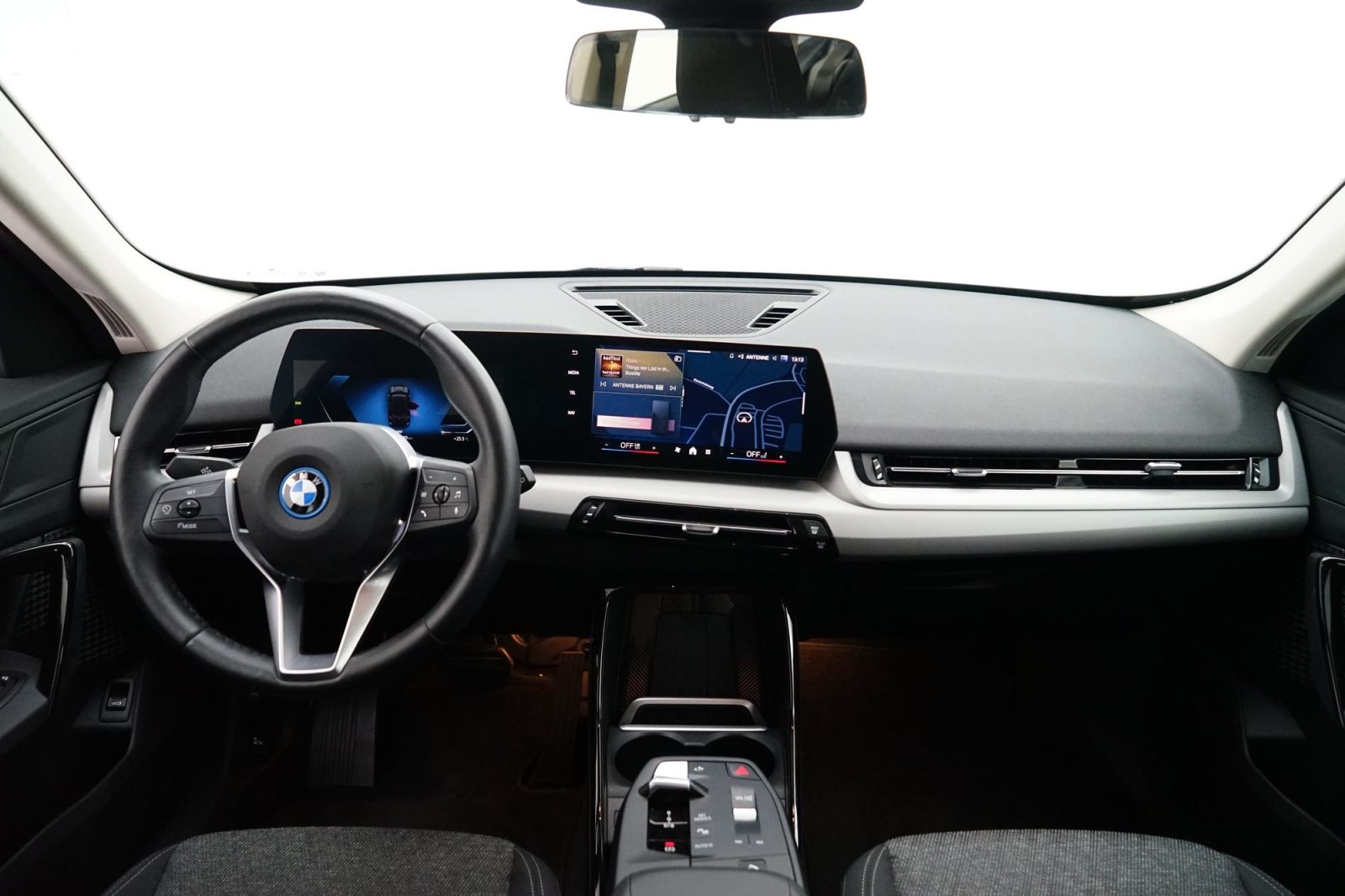 Fahrzeugabbildung BMW iX1 eDrive20 [LED, RFK, LRH, Komfortzugang, DAB]