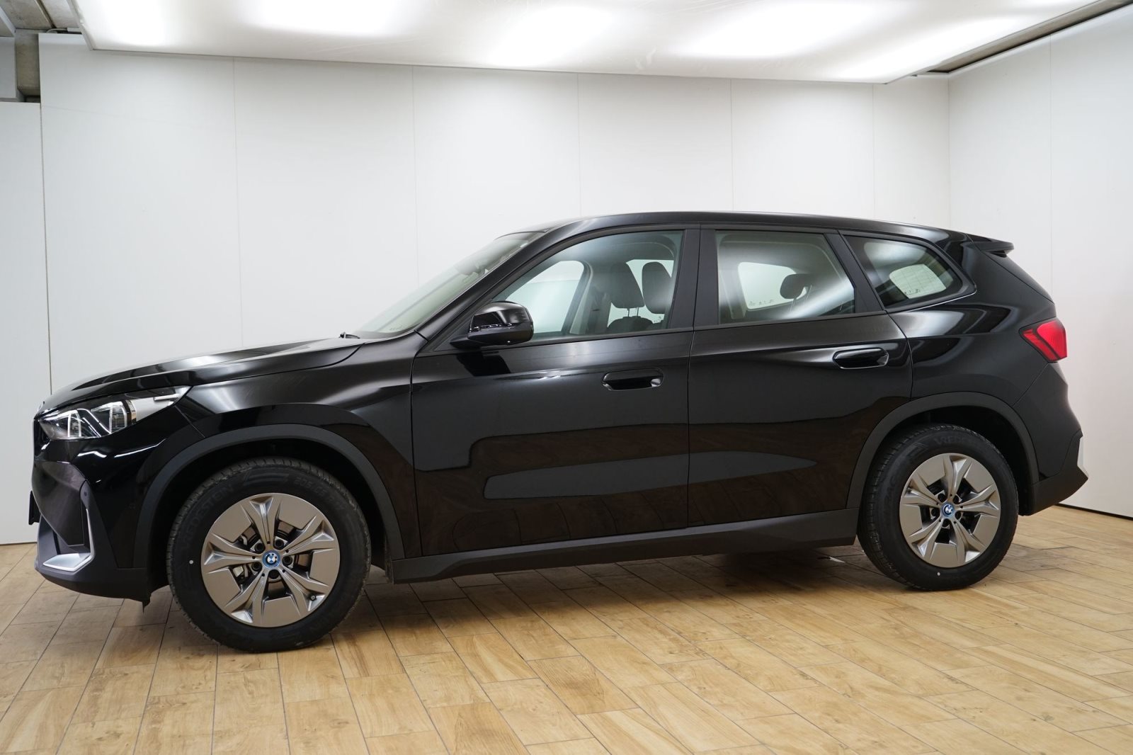Fahrzeugabbildung BMW iX1 eDrive20 [LED, RFK, LRH, Komfortzugang, DAB]