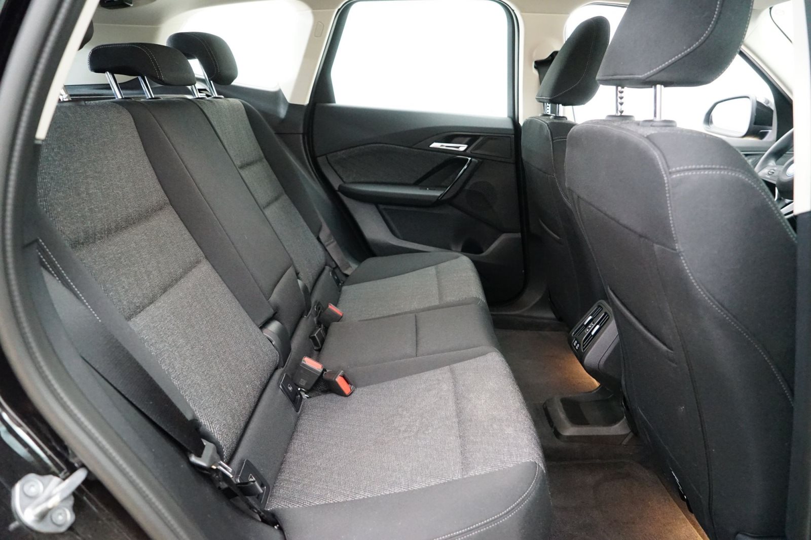 Fahrzeugabbildung BMW iX1 eDrive20 [LED, RFK, LRH, Komfortzugang, DAB]