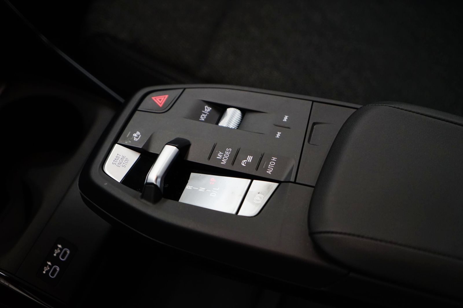 Fahrzeugabbildung BMW 218i Active Tourer [Navi, AHK, RFK, SHZ, LED]