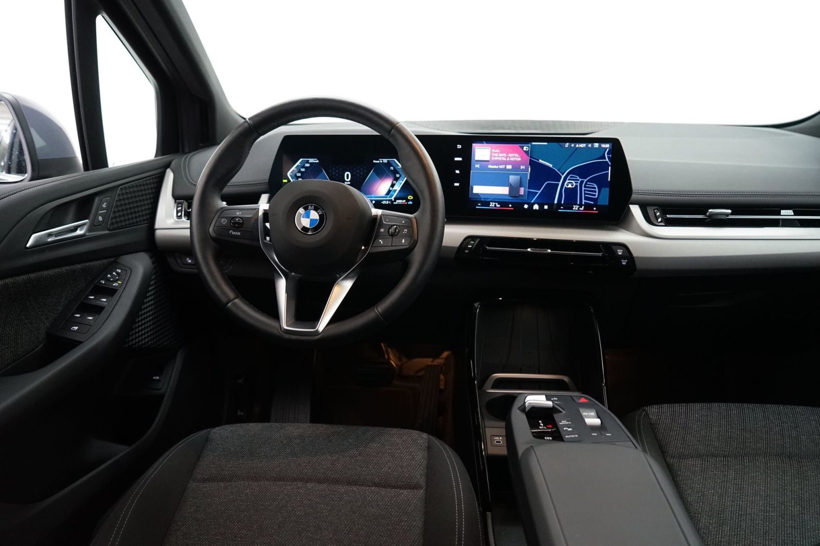 Fahrzeugabbildung BMW 218i Active Tourer [Navi, AHK, RFK, SHZ, LED]