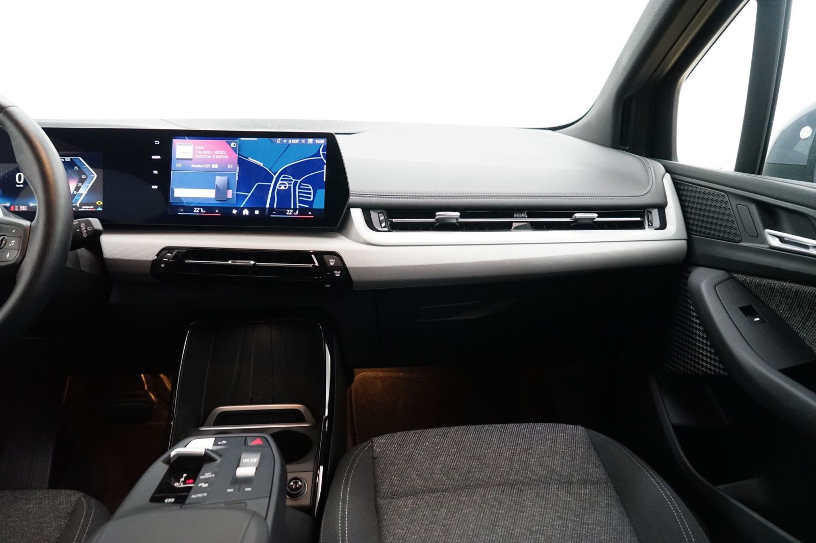 Fahrzeugabbildung BMW 218i Active Tourer [Navi, AHK, RFK, SHZ, LED]