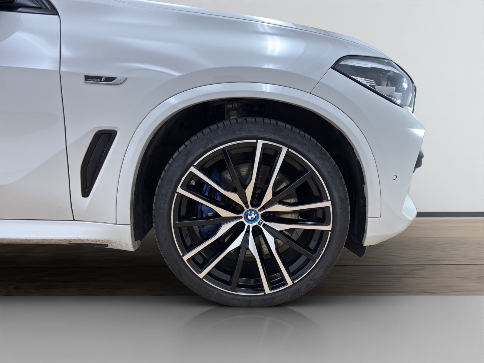 Fahrzeugabbildung BMW X5 xDrive45e [M Sport, DA Prof., HUD, AHK, HiFi]