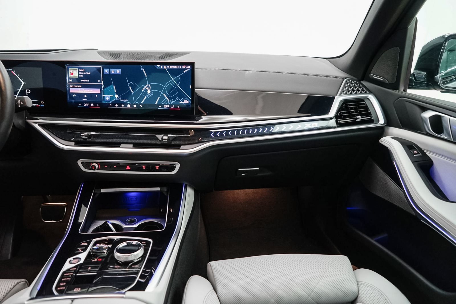 Fahrzeugabbildung BMW X5 xDrive30d [M Sport, HUD, AHK, ACC, h&k Sound]