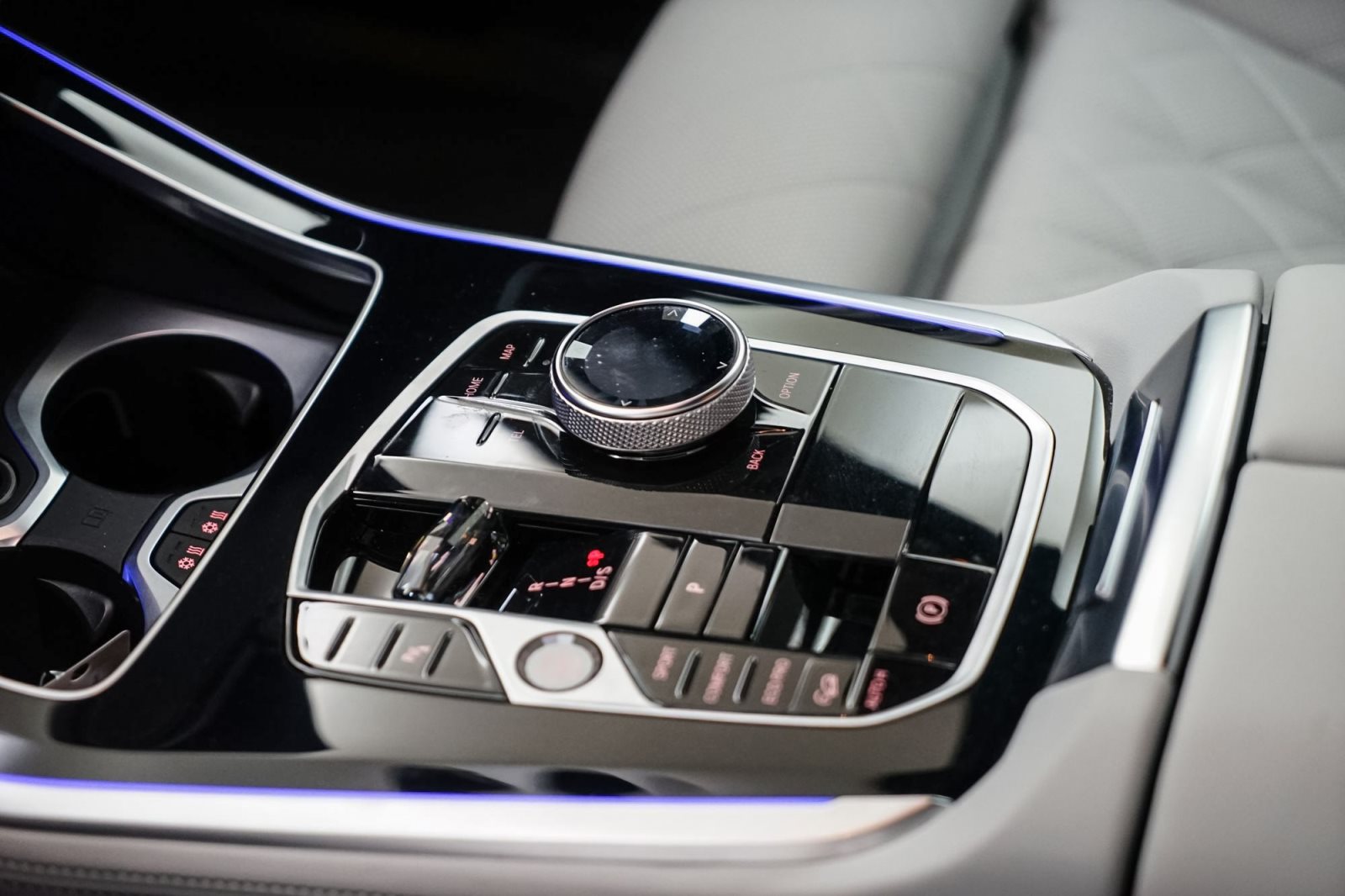 Fahrzeugabbildung BMW X5 xDrive30d [M Sport, HUD, AHK, ACC, h&k Sound]
