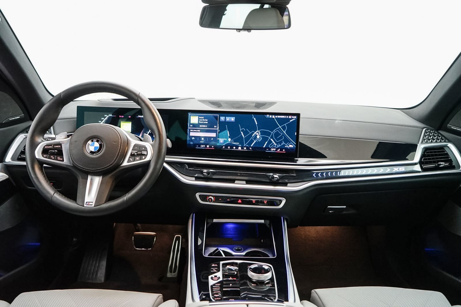 Fahrzeugabbildung BMW X5 xDrive30d [M Sport, HUD, AHK, ACC, h&k Sound]