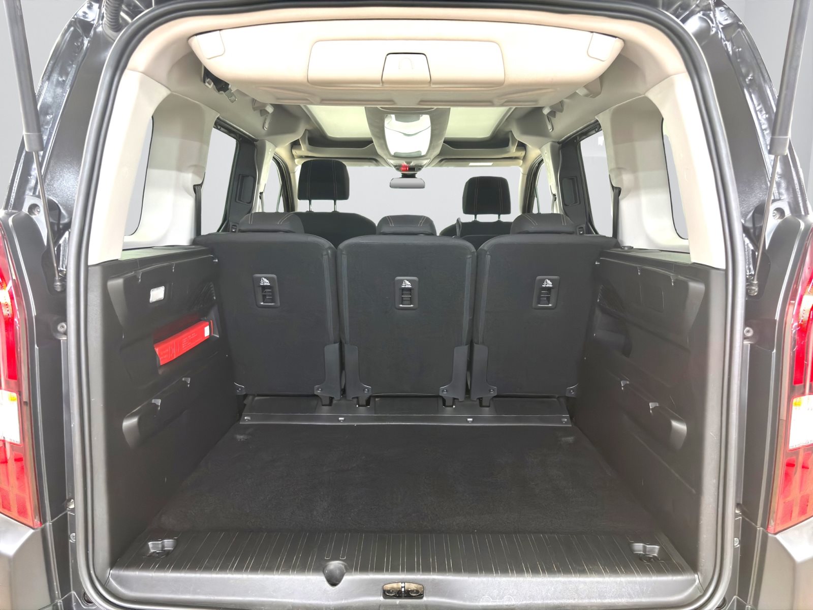 Fahrzeugabbildung Peugeot Rifter 1.2 PureTech 130 [ACC, RFK, SHZ, 17 LMR]
