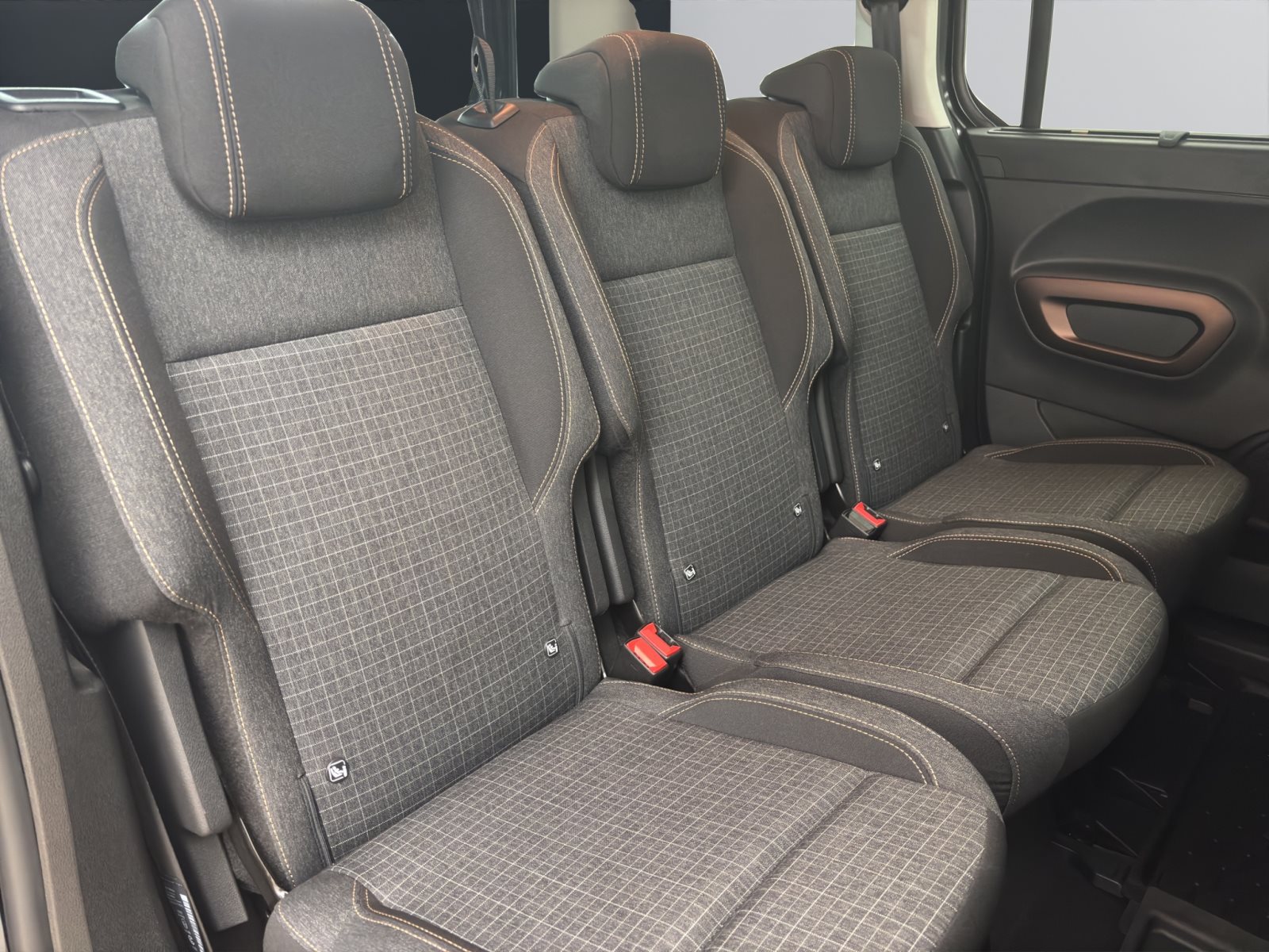 Fahrzeugabbildung Peugeot Rifter 1.2 PureTech 130 [ACC, RFK, SHZ, 17 LMR]