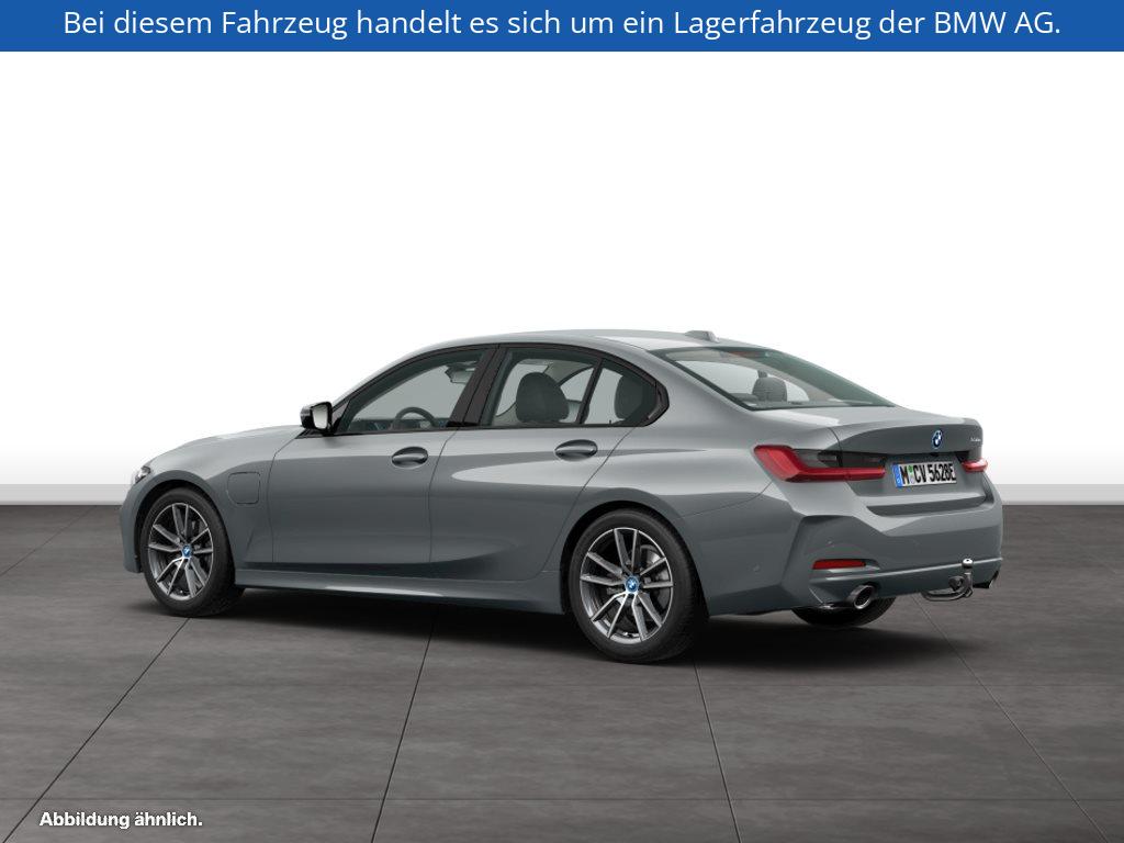 Fahrzeugabbildung BMW 330e Limousine
