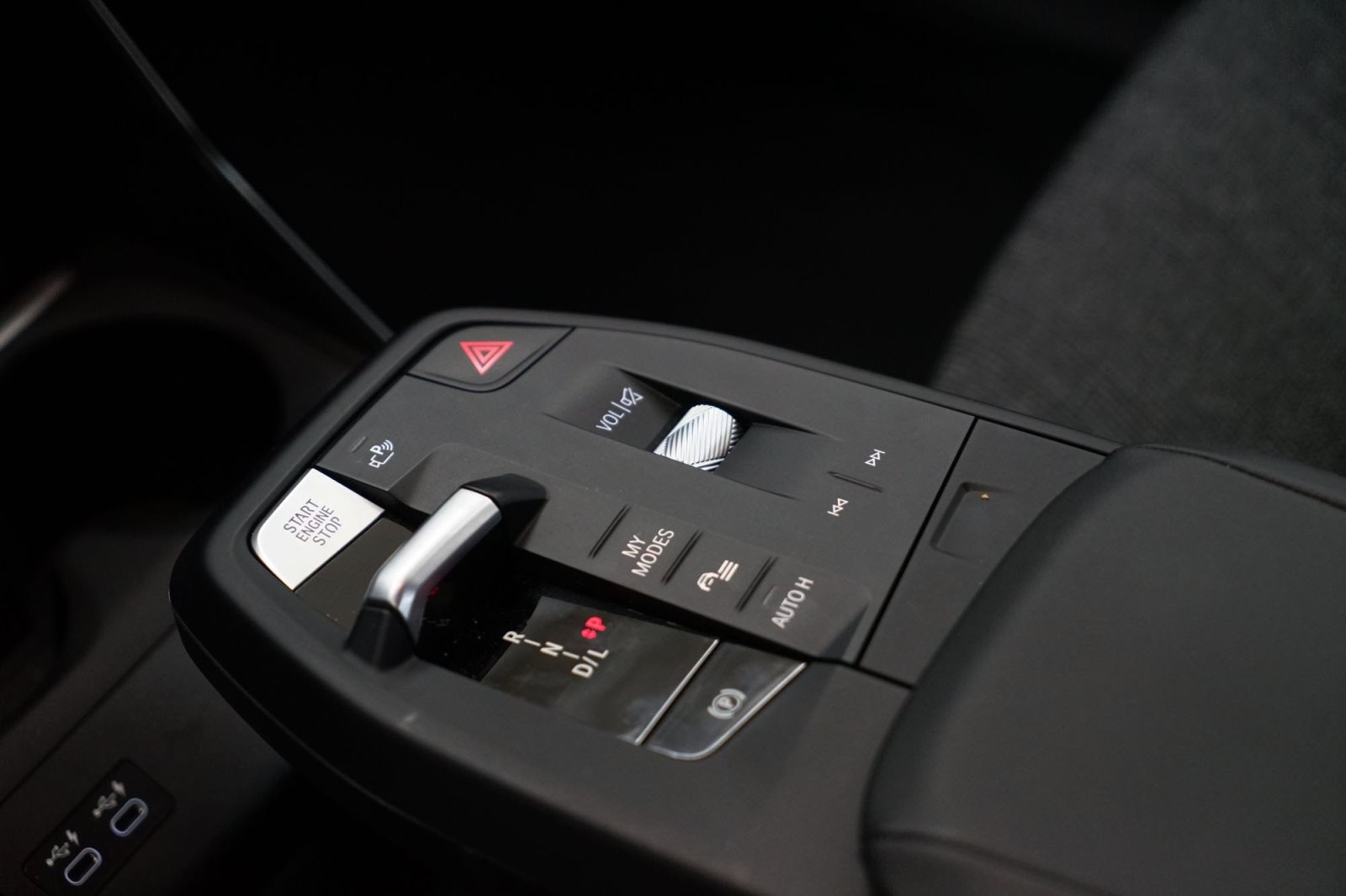 Fahrzeugabbildung BMW 218i Active Tourer [Navi, AHK, RFK, SHZ, LED]