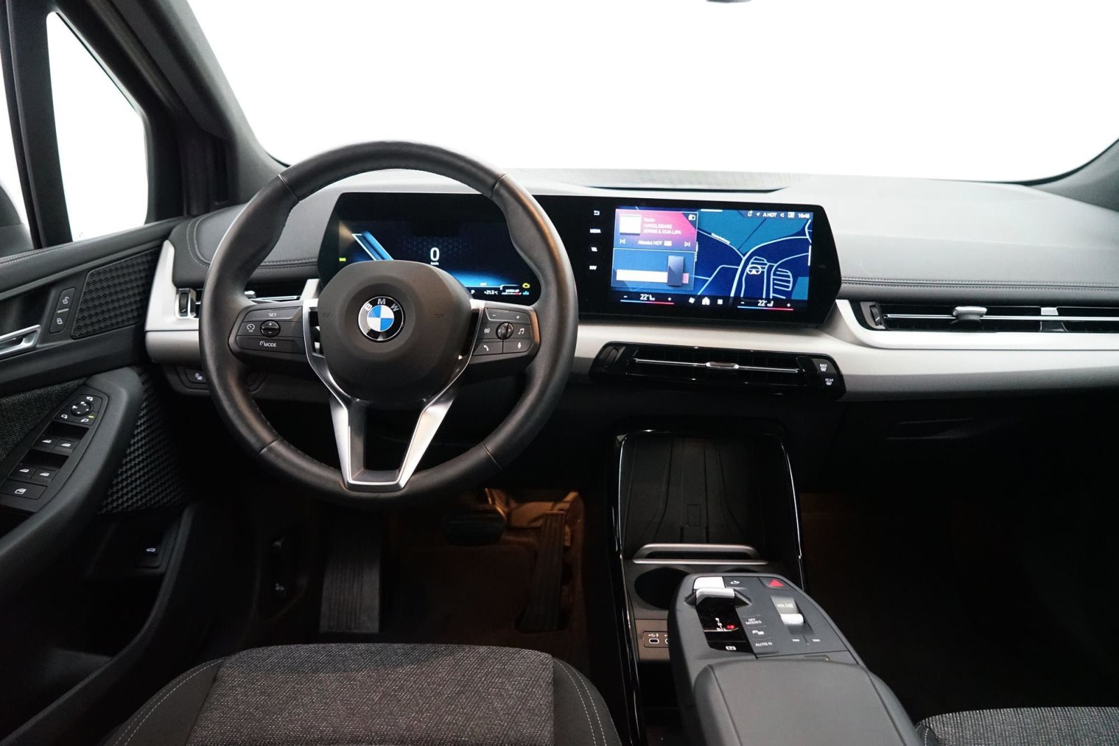 Fahrzeugabbildung BMW 218i Active Tourer [Navi, AHK, RFK, SHZ, LED]