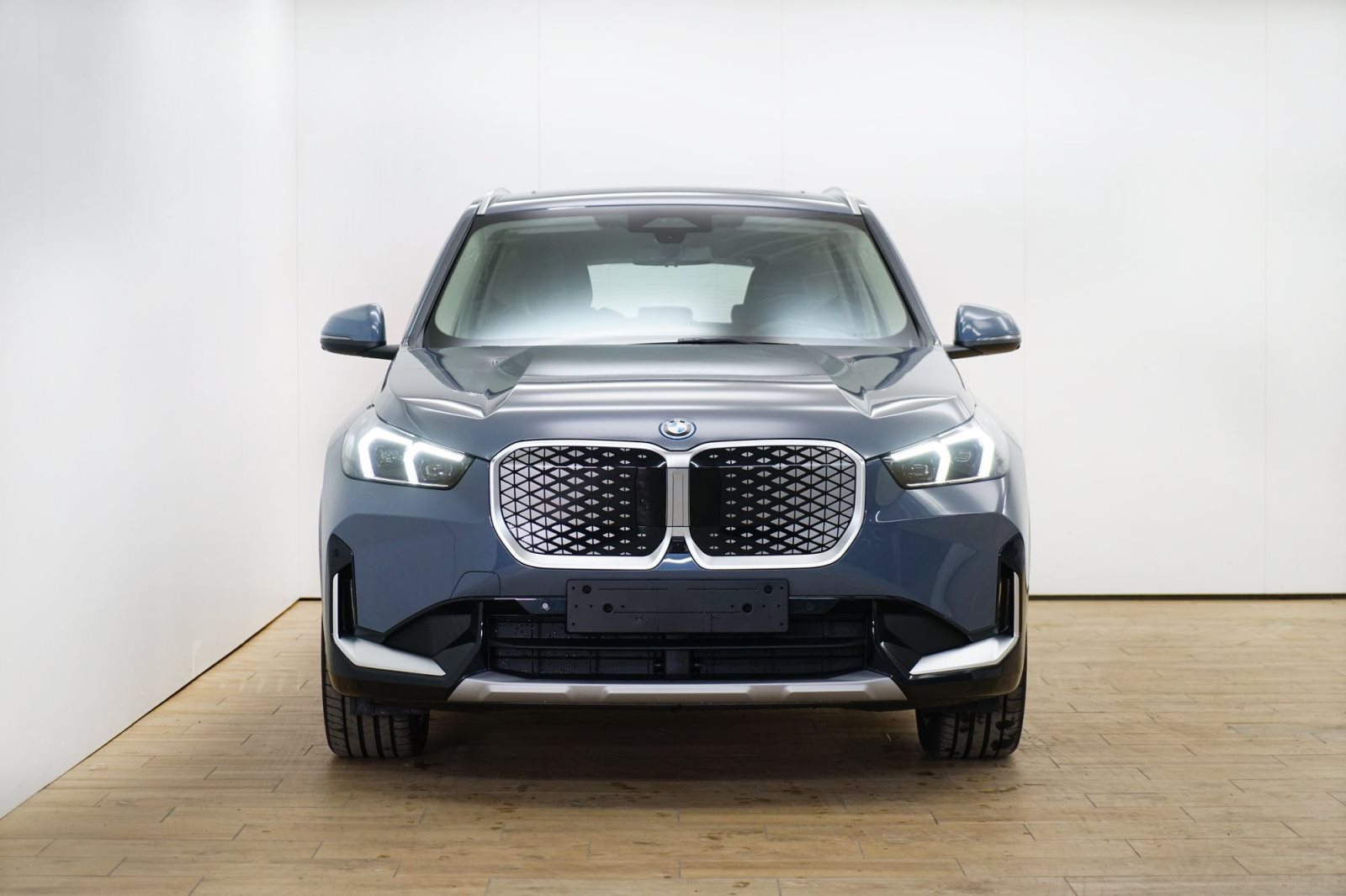 Fahrzeugabbildung BMW iX1 xDrive30 [xLine, Navi, HUD, AHK, GSD, RFK, ACC]