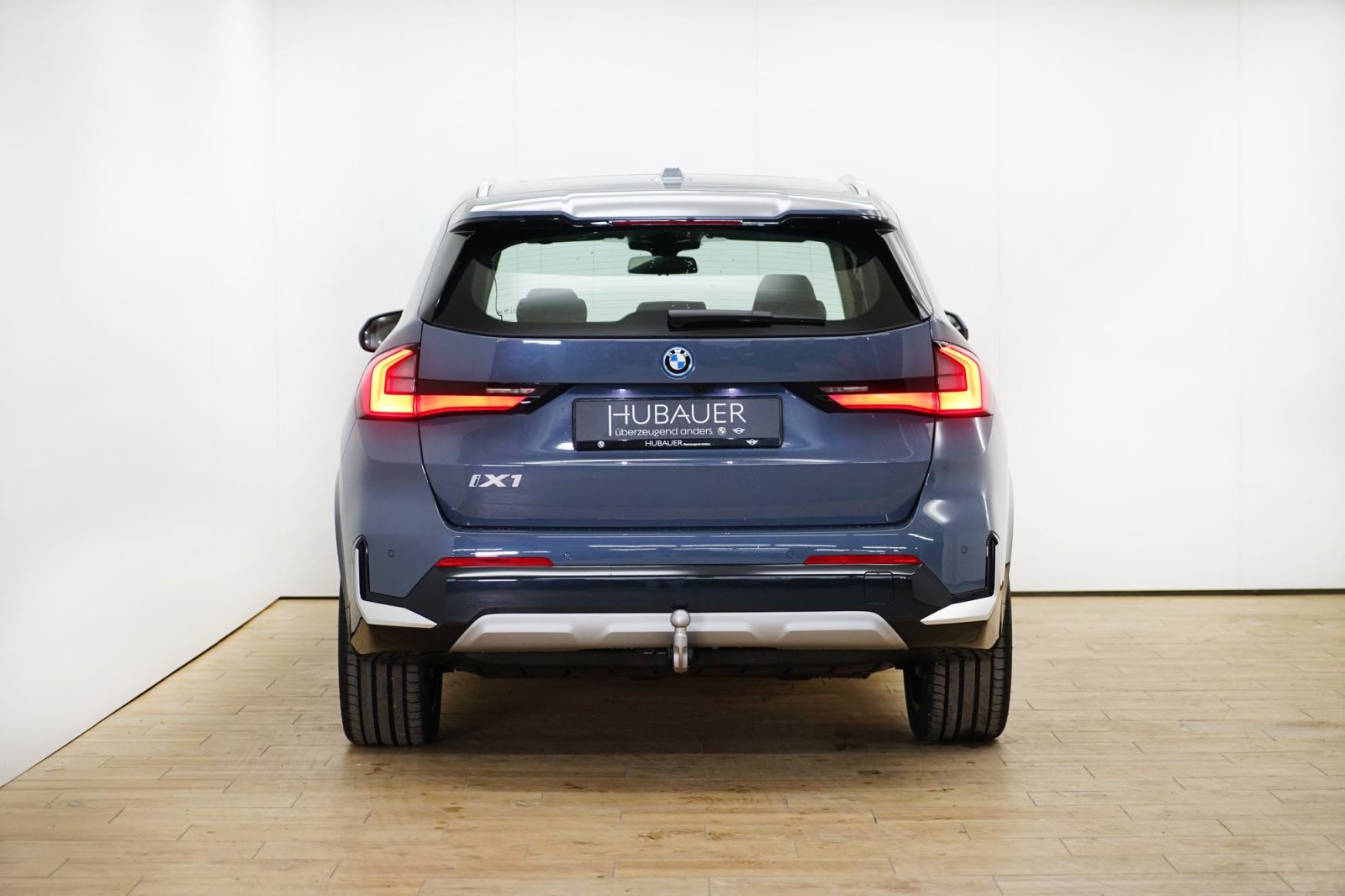Fahrzeugabbildung BMW iX1 xDrive30 [xLine, Navi, HUD, AHK, GSD, RFK, ACC]