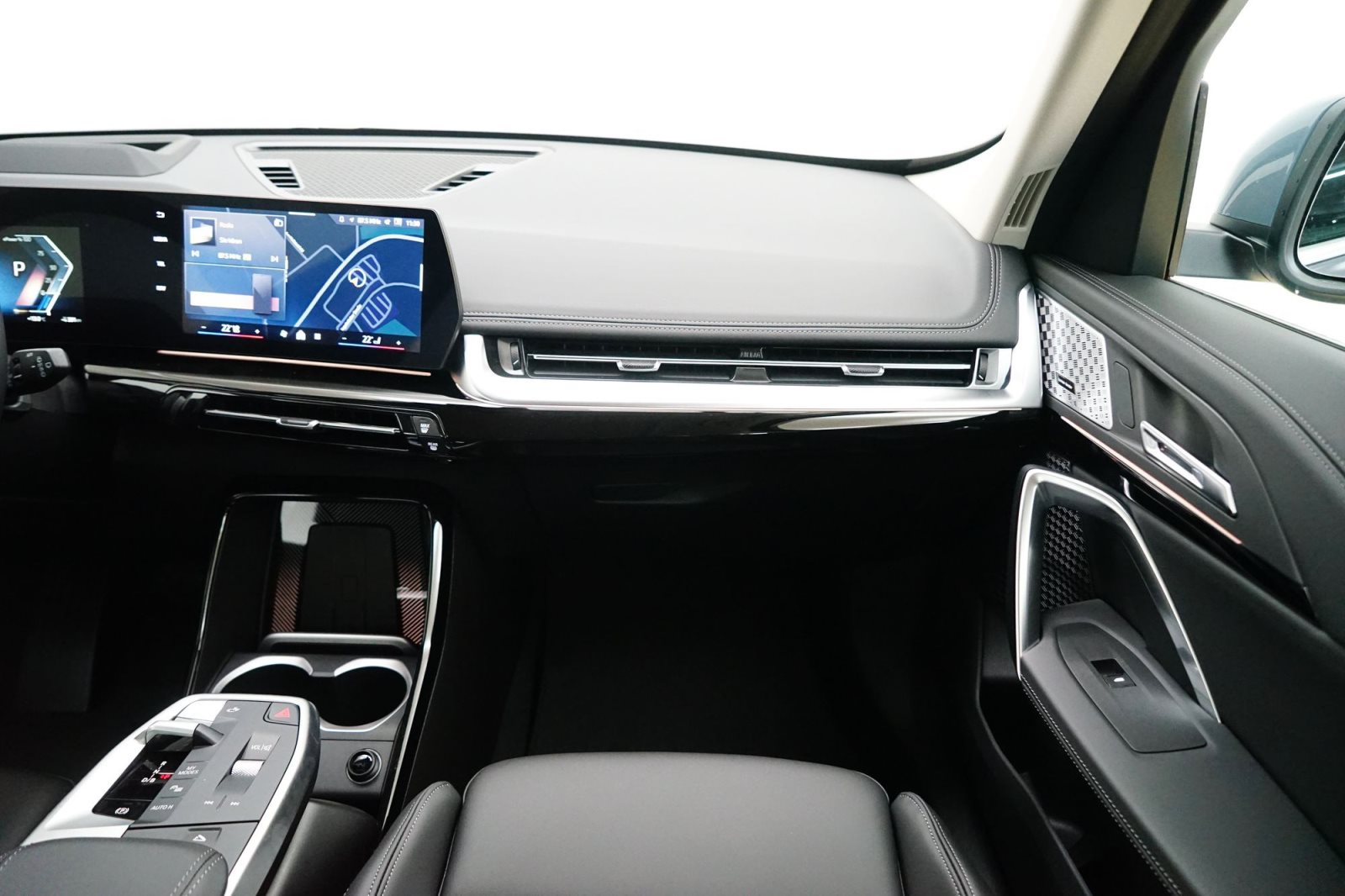 Fahrzeugabbildung BMW iX1 xDrive30 [xLine, Navi, HUD, AHK, GSD, RFK, ACC]