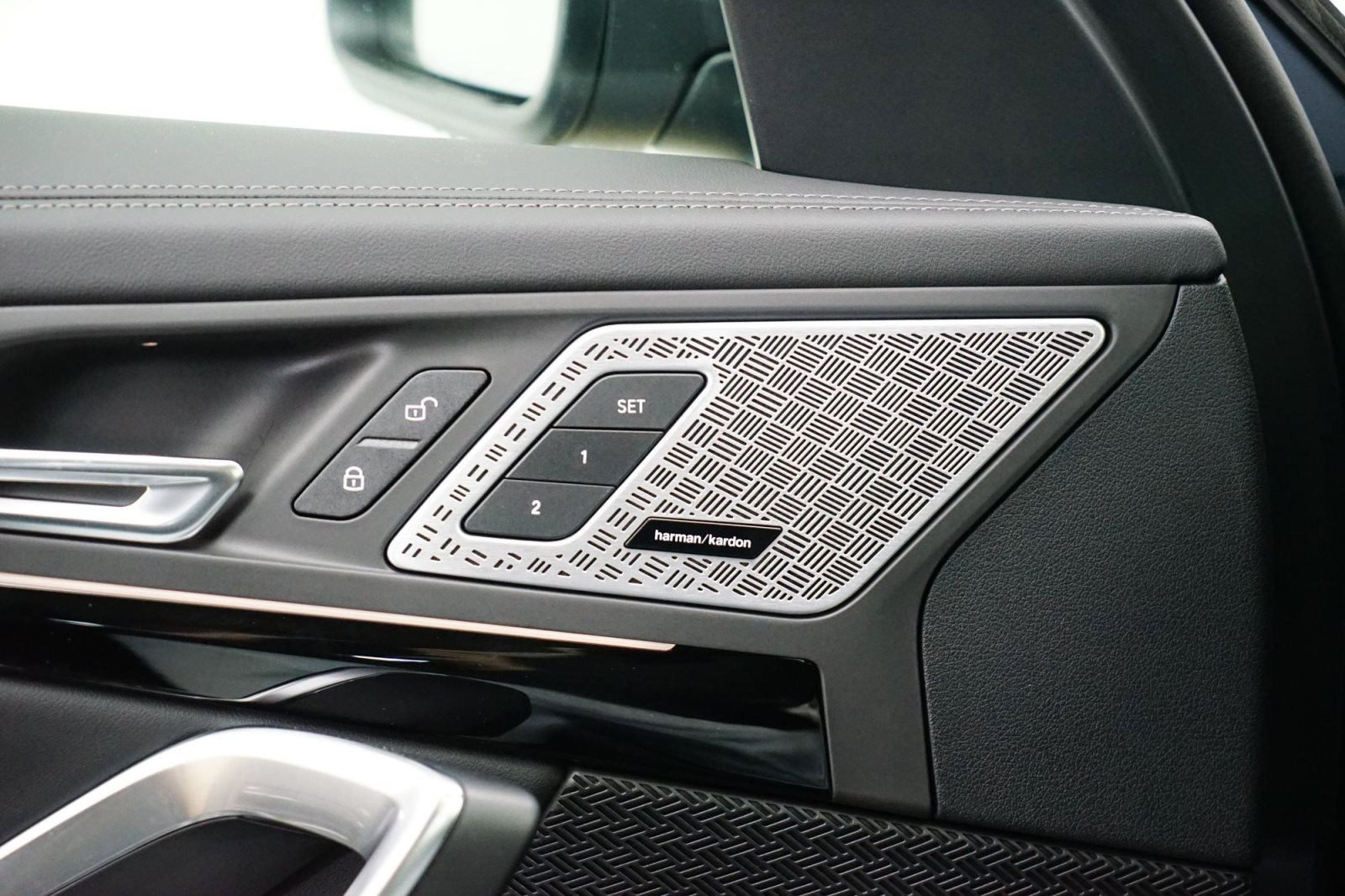 Fahrzeugabbildung BMW iX1 xDrive30 [xLine, Navi, HUD, AHK, GSD, RFK, ACC]
