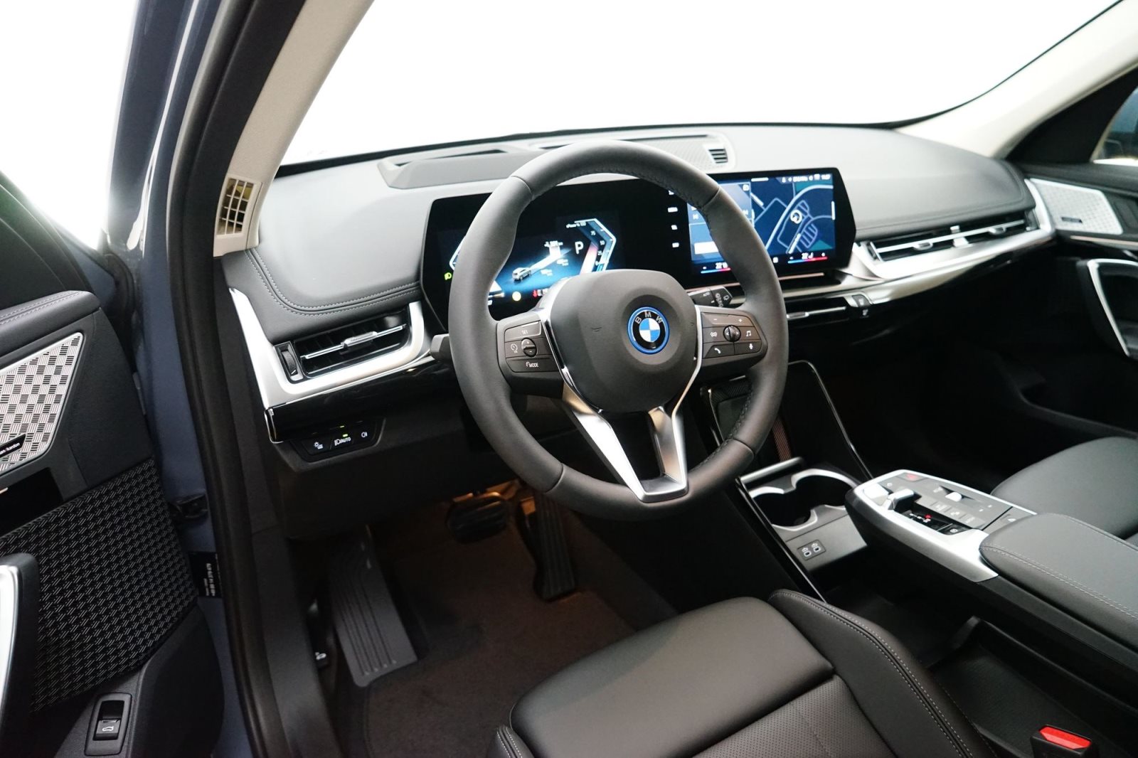 Fahrzeugabbildung BMW iX1 xDrive30 [xLine, Navi, HUD, AHK, GSD, RFK, ACC]
