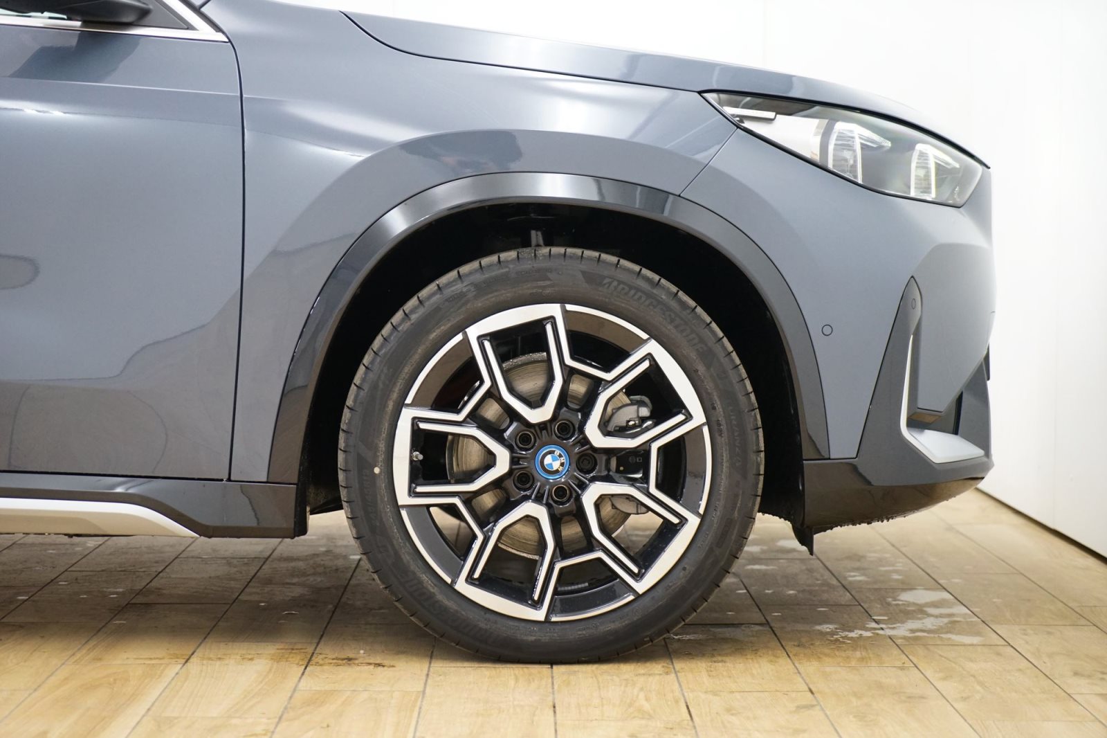 Fahrzeugabbildung BMW iX1 xDrive30 [xLine, Navi, HUD, AHK, GSD, RFK, ACC]