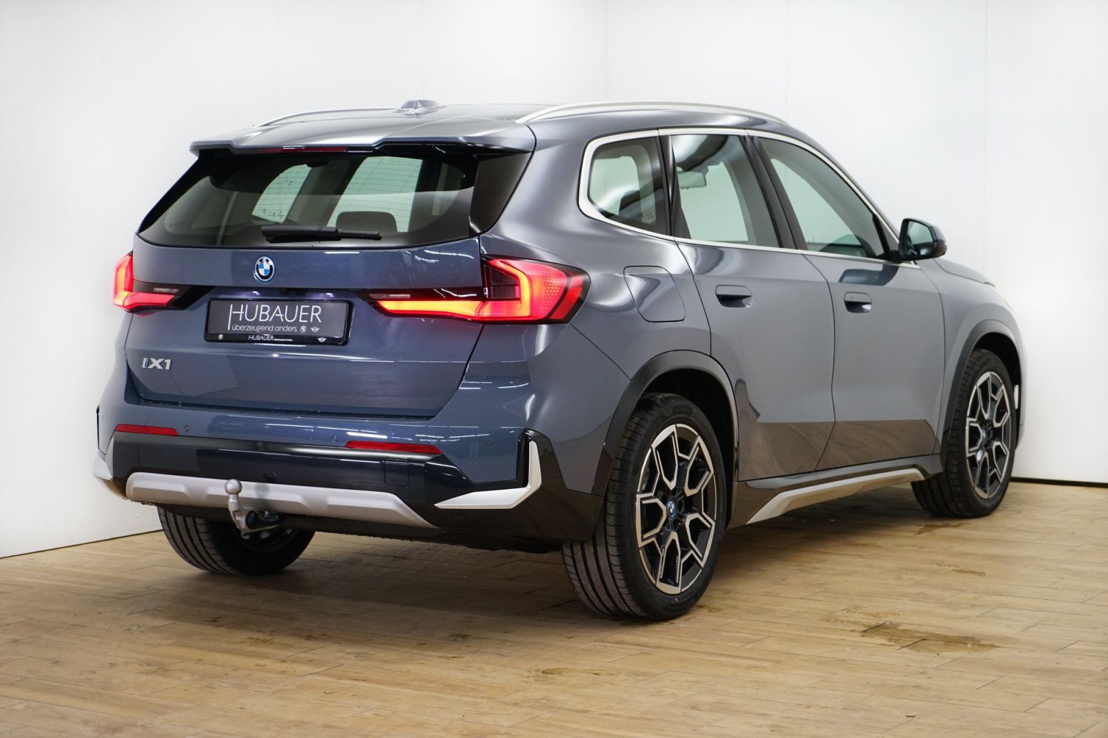 Fahrzeugabbildung BMW iX1 xDrive30 [xLine, Navi, HUD, AHK, GSD, RFK, ACC]