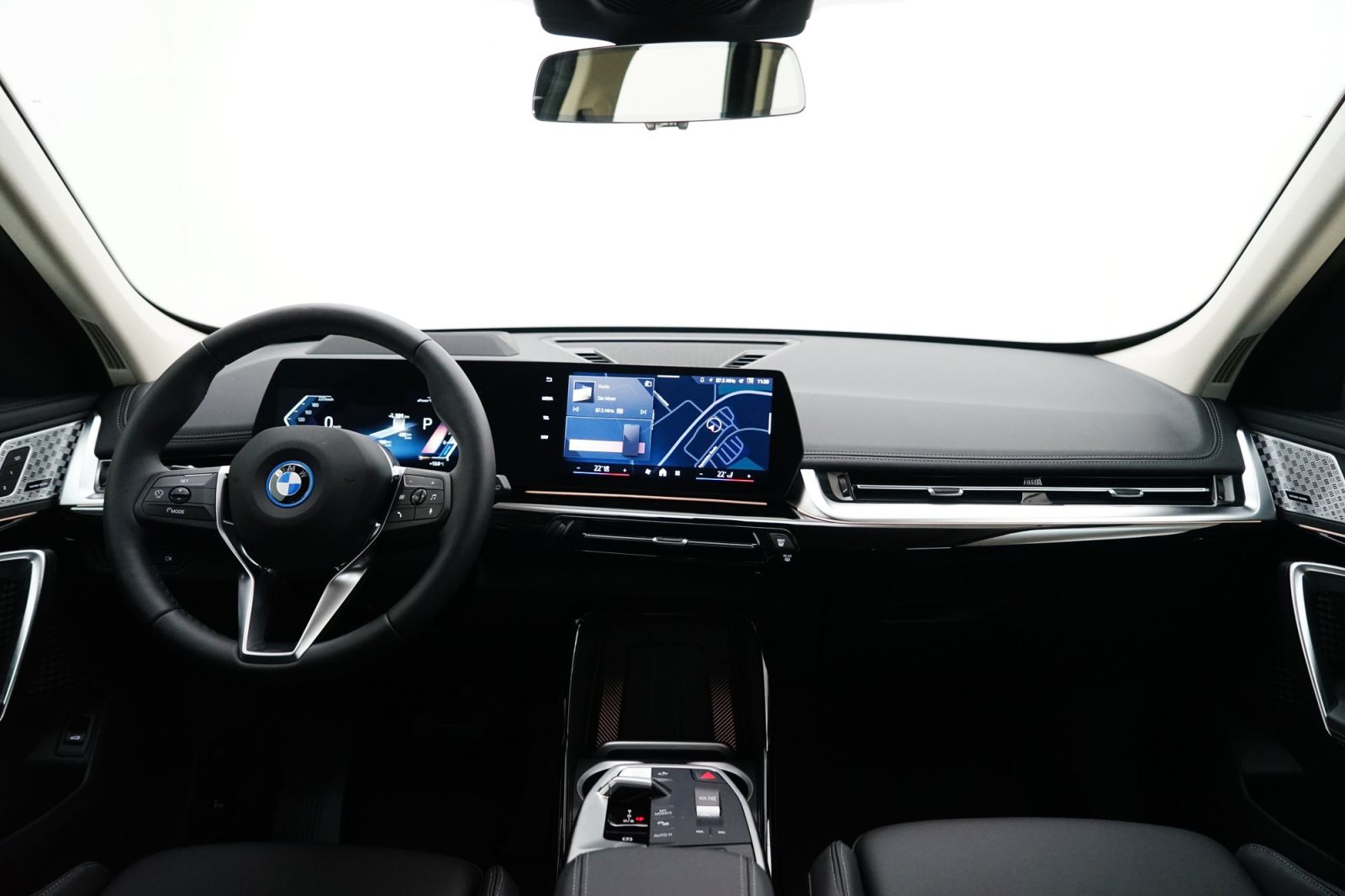 Fahrzeugabbildung BMW iX1 xDrive30 [xLine, Navi, HUD, AHK, GSD, RFK, ACC]