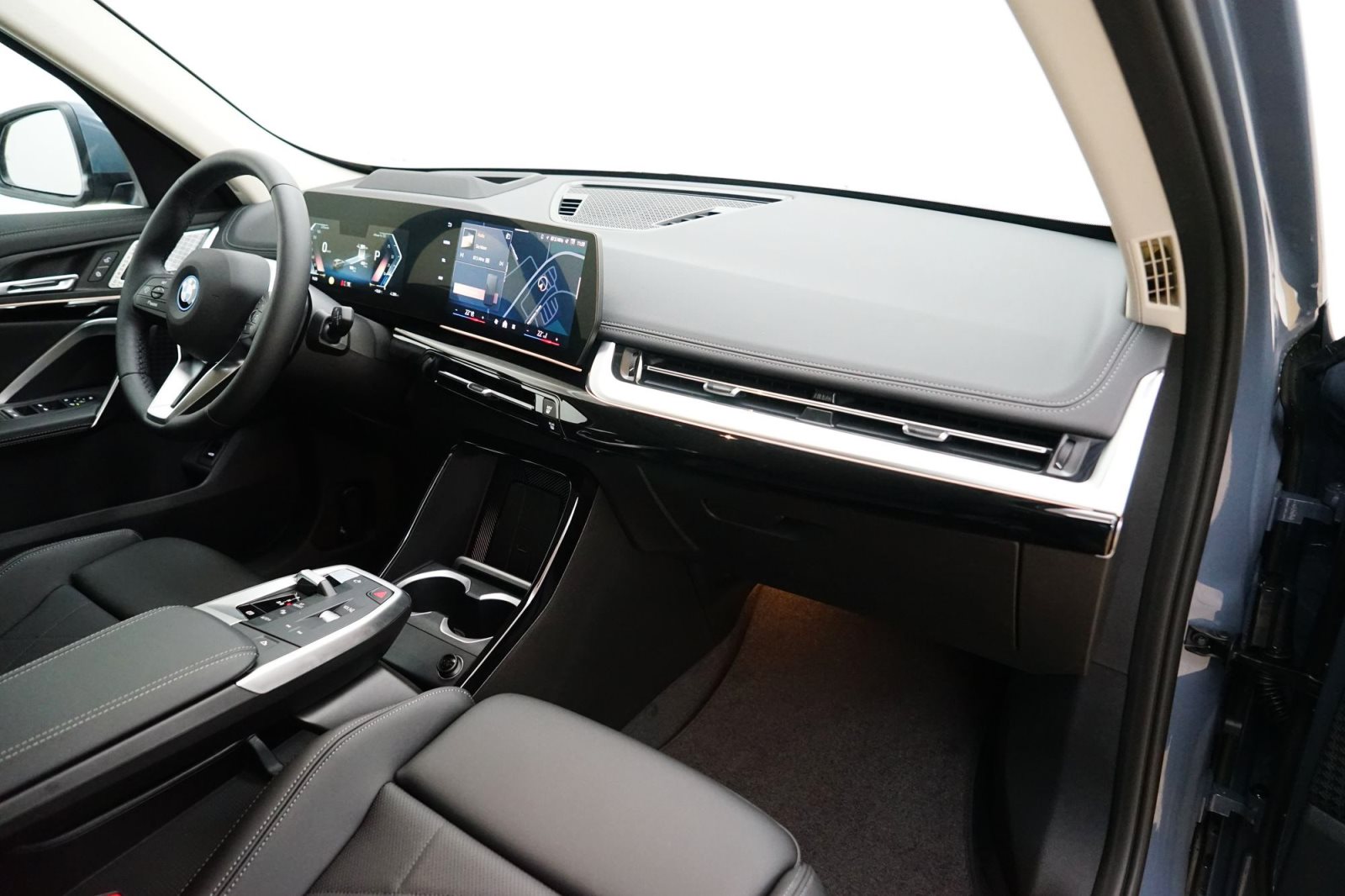 Fahrzeugabbildung BMW iX1 xDrive30 [xLine, Navi, HUD, AHK, GSD, RFK, ACC]