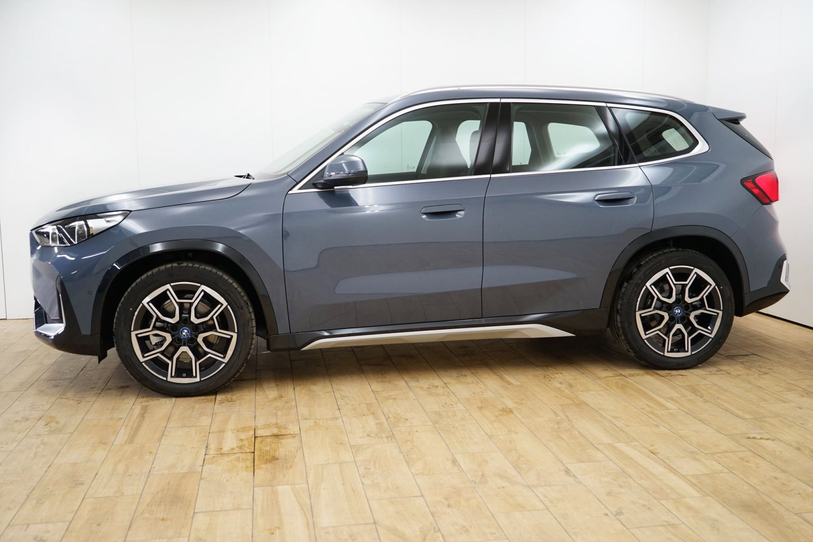 Fahrzeugabbildung BMW iX1 xDrive30 [xLine, Navi, HUD, AHK, GSD, RFK, ACC]