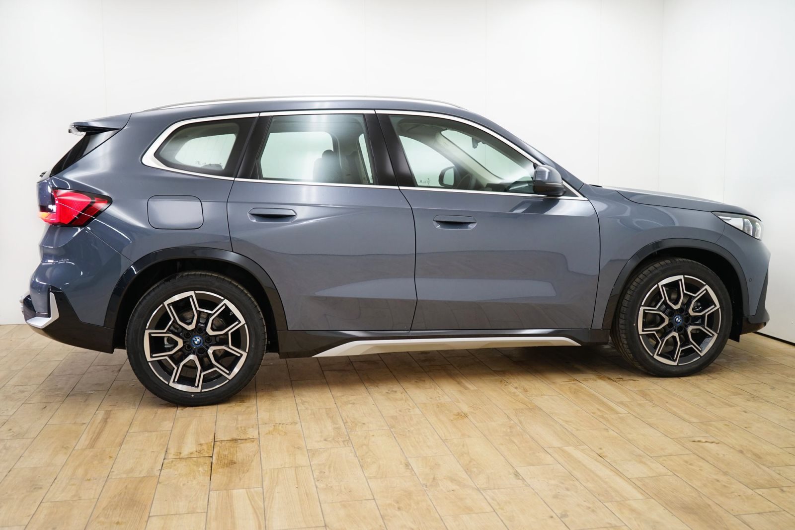 Fahrzeugabbildung BMW iX1 xDrive30 [xLine, Navi, HUD, AHK, GSD, RFK, ACC]