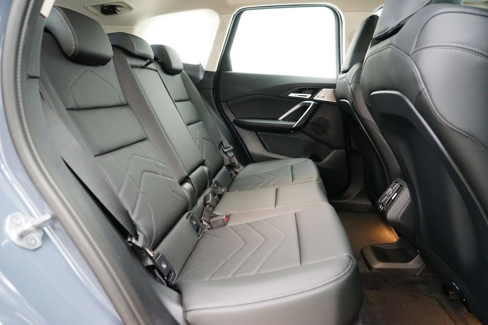 Fahrzeugabbildung BMW iX1 xDrive30 [xLine, Navi, HUD, AHK, GSD, RFK, ACC]