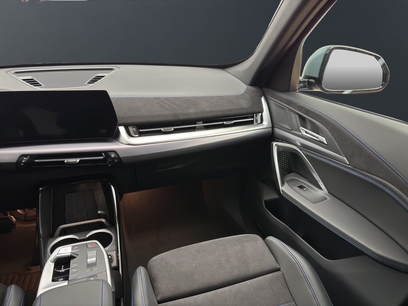 Fahrzeugabbildung BMW iX1 eDrive20 [M Sport Pro, AHK, ACC, 19 LMR, RFK]