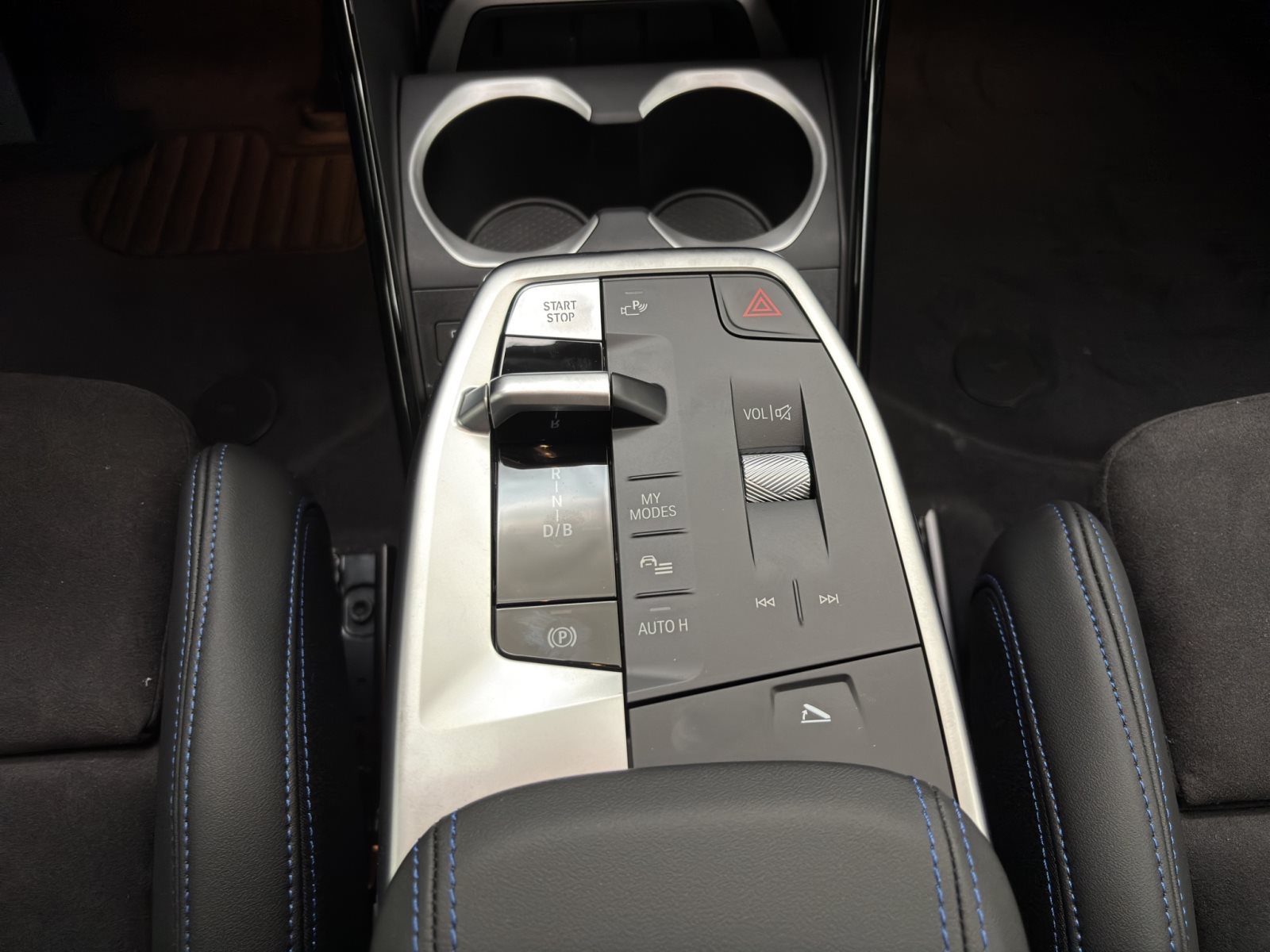 Fahrzeugabbildung BMW iX1 eDrive20 [M Sport Pro, AHK, ACC, 19 LMR, RFK]
