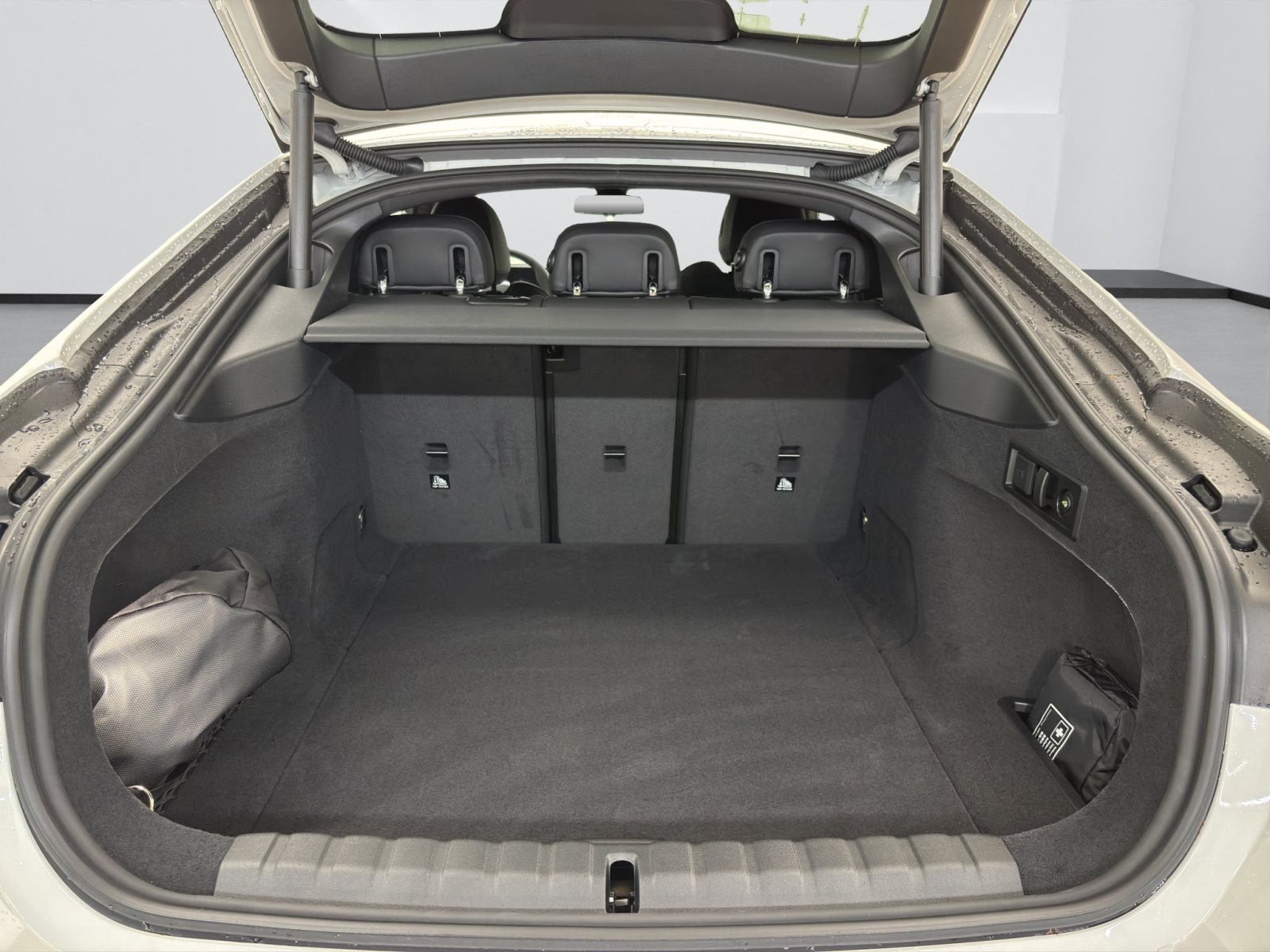 Fahrzeugabbildung BMW i4 eDrive40 [M Sport, LC Plus, AHK, ACC, RFK]
