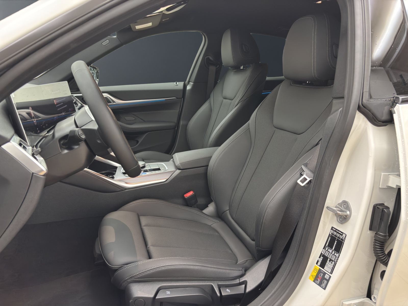Fahrzeugabbildung BMW i4 eDrive40 [M Sport, LC Plus, AHK, ACC, RFK]