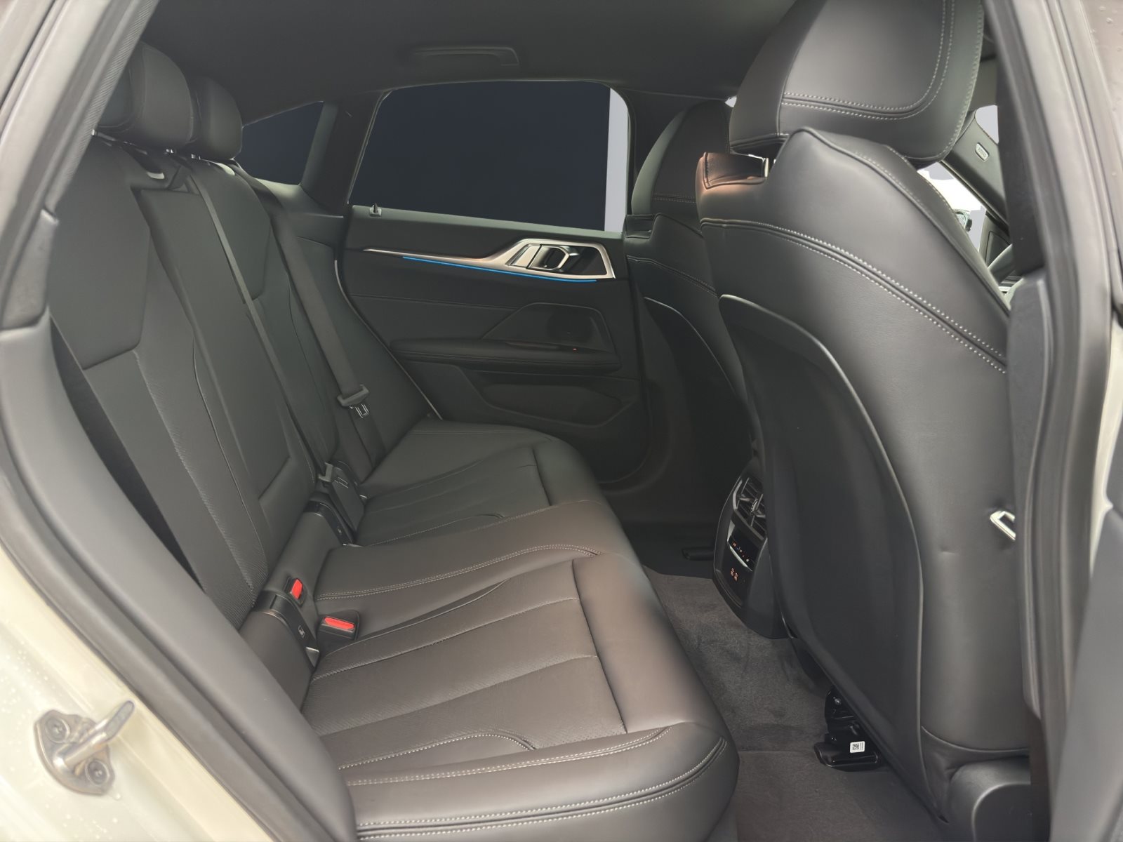 Fahrzeugabbildung BMW i4 eDrive40 [M Sport, LC Plus, AHK, ACC, RFK]