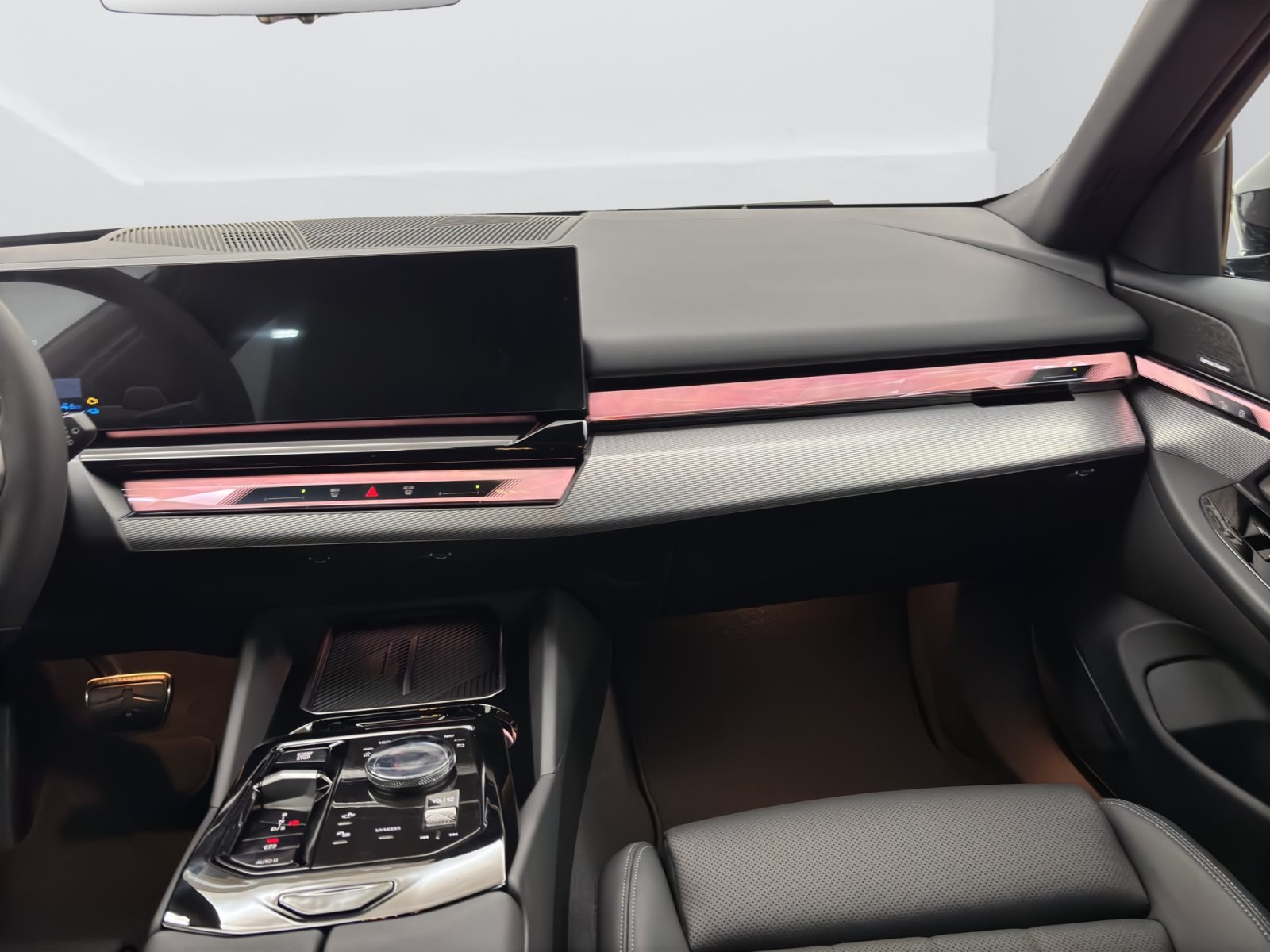 Fahrzeugabbildung BMW 530e Touring [M Sport, HUD, AHK, ACC, 20 LMR]