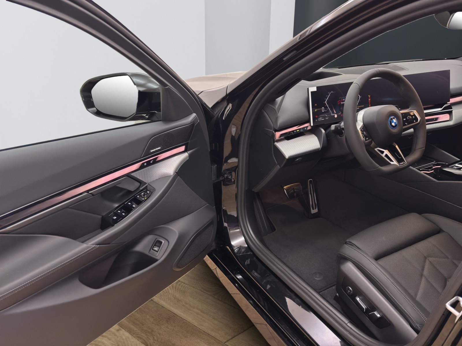 Fahrzeugabbildung BMW 530e Touring [M Sport, HUD, AHK, ACC, 20 LMR]