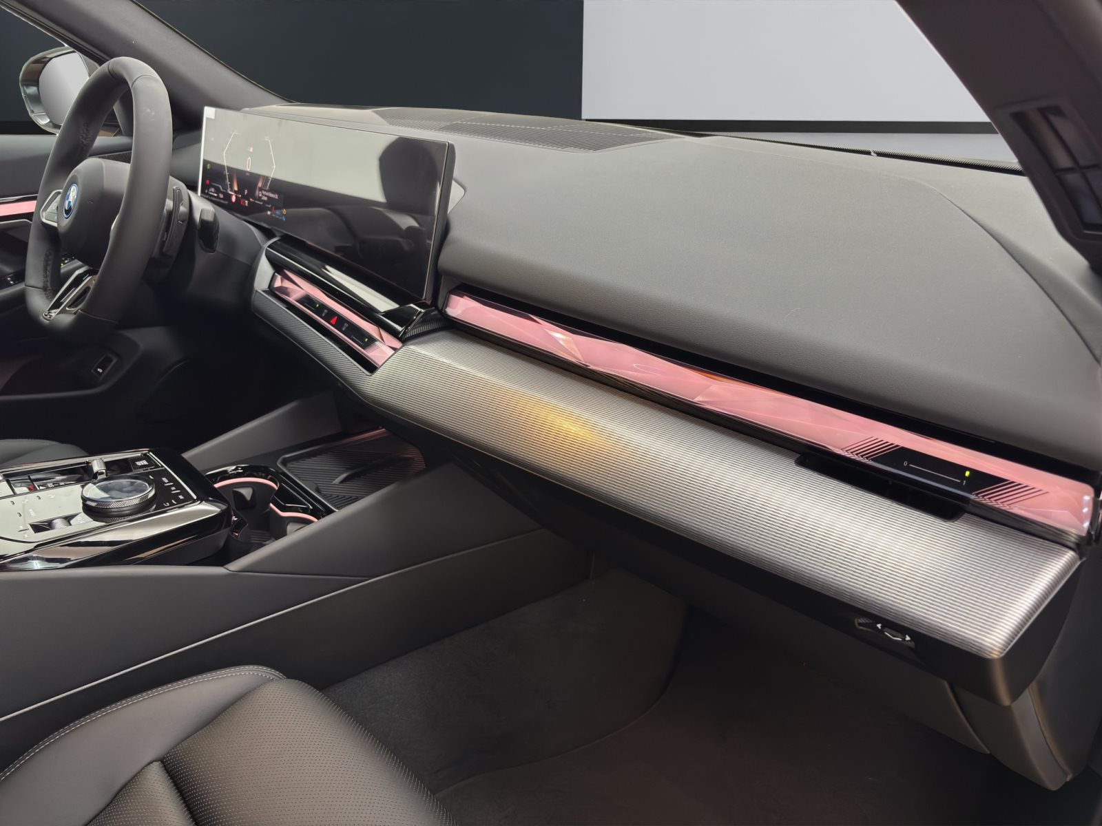 Fahrzeugabbildung BMW 530e Touring [M Sport, HUD, AHK, ACC, 20 LMR]