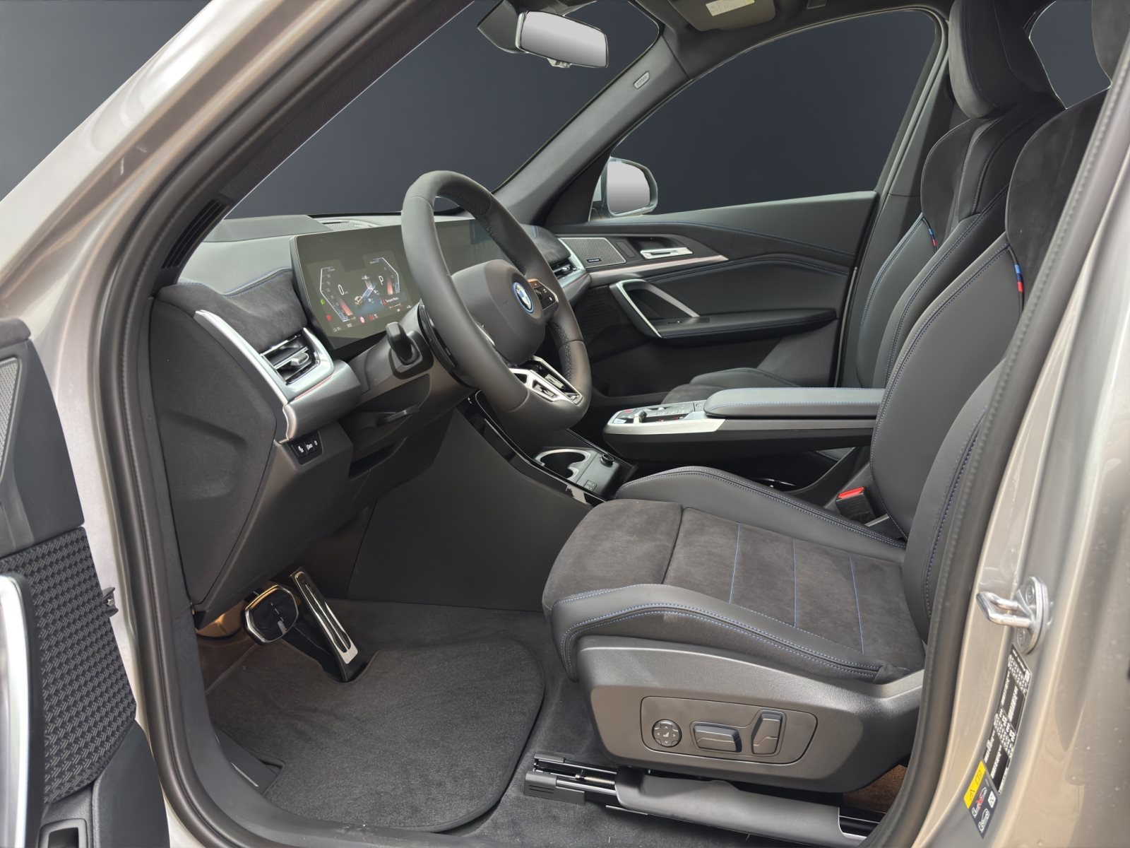 Fahrzeugabbildung BMW iX1 xDrive30 [M Sport, HUD, AHK, ACC, RFK, 19 LMR]