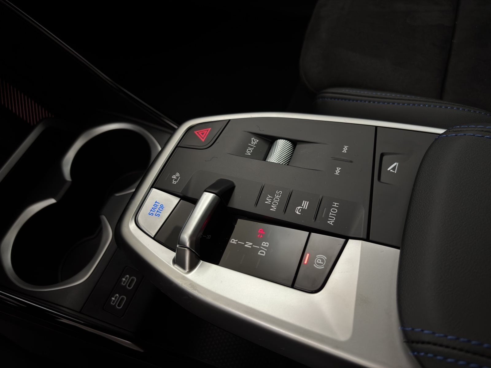 Fahrzeugabbildung BMW iX1 xDrive30 [M Sport, HUD, AHK, ACC, RFK, 19 LMR]