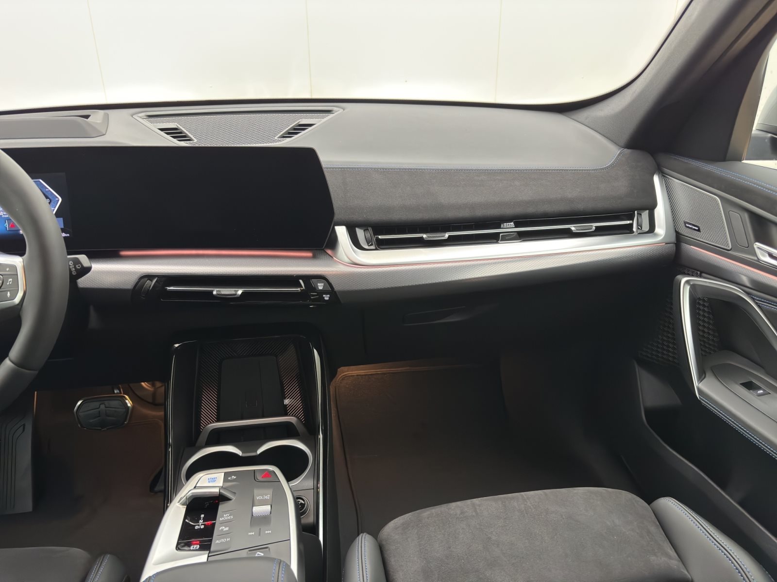 Fahrzeugabbildung BMW iX1 xDrive30 [M Sport, HUD, AHK, ACC, RFK, 19 LMR]