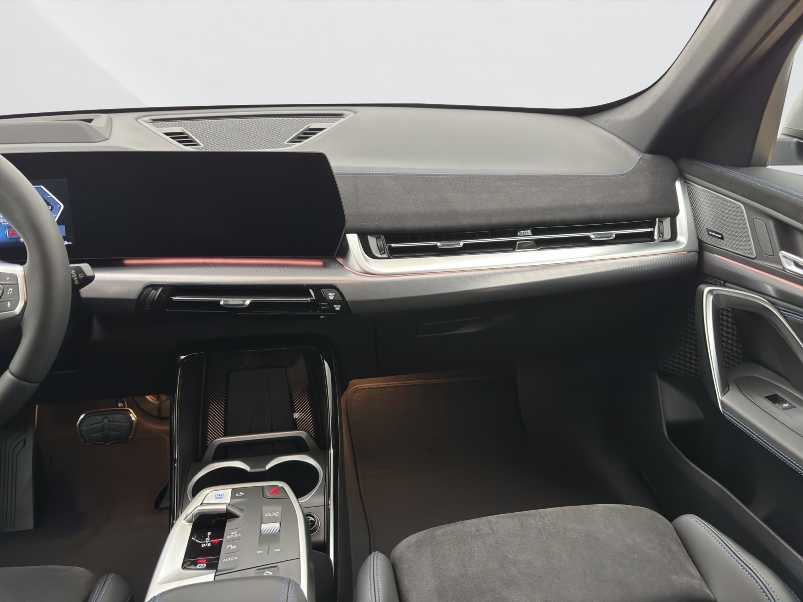 Fahrzeugabbildung BMW iX1 xDrive30 [M Sport, HUD, AHK, ACC, RFK, 19 LMR]