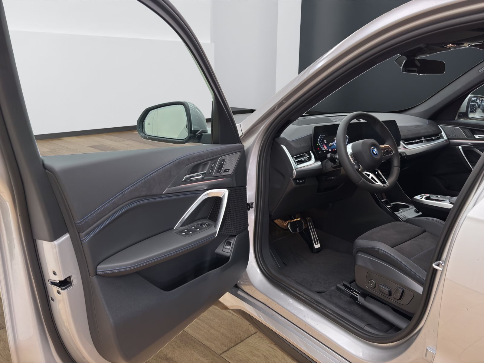 Fahrzeugabbildung BMW iX1 xDrive30 [M Sport, HUD, AHK, ACC, RFK, 19 LMR]