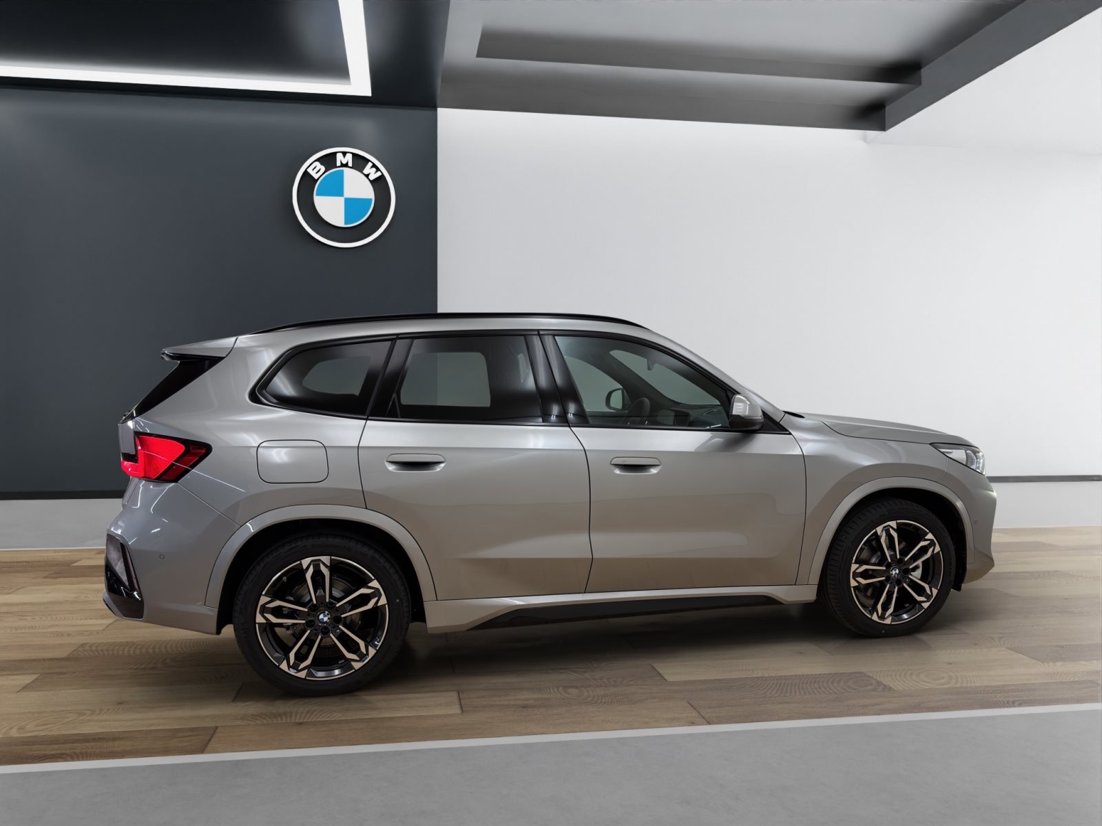 Fahrzeugabbildung BMW iX1 xDrive30 [M Sport, HUD, AHK, ACC, RFK, 19 LMR]