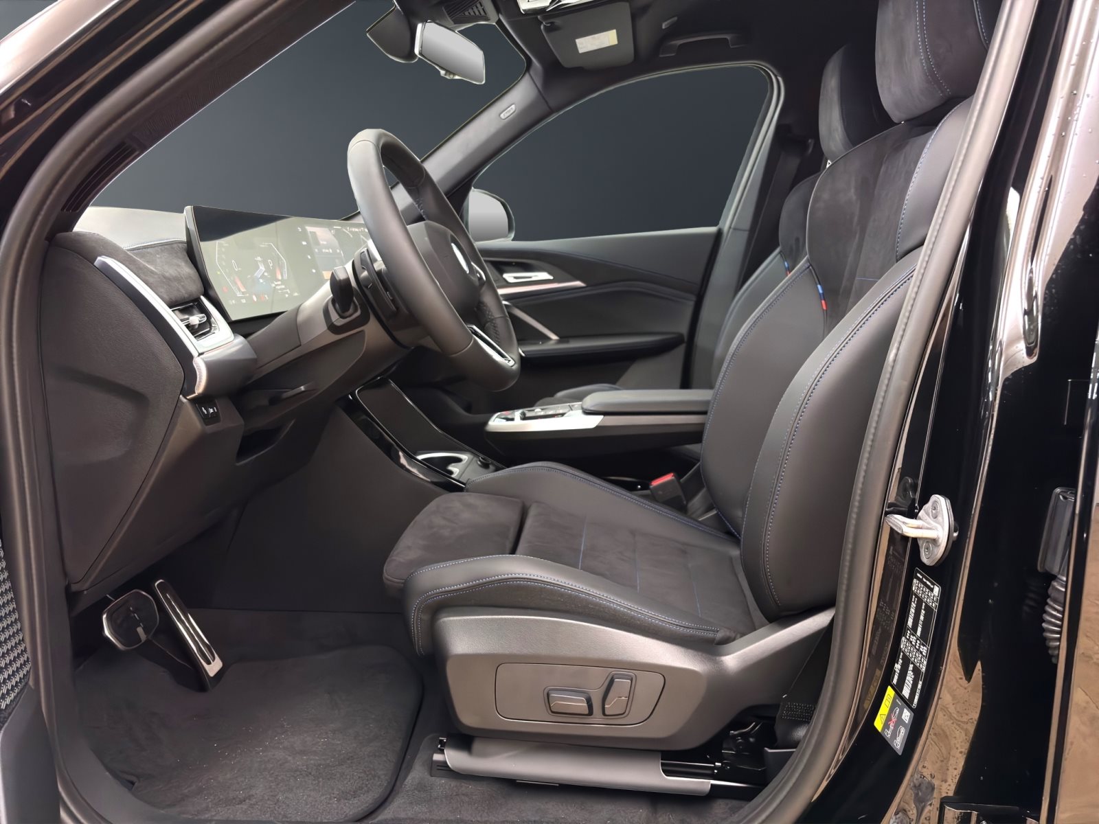 Fahrzeugabbildung BMW iX1 eDrive20 [M Sport, AHK, ACC, RFK, 19 LMR, SHZ]