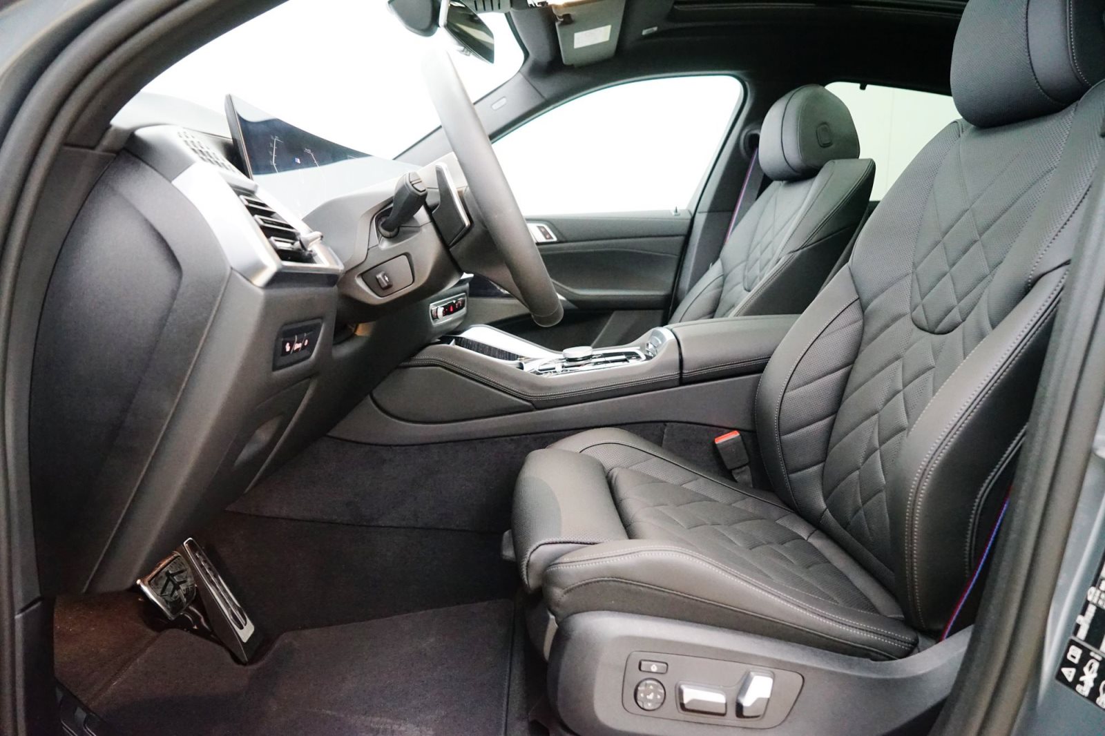 Fahrzeugabbildung BMW X6 xDrive30d [M Sport, HUD, AHK, ACC, 22 LMR]