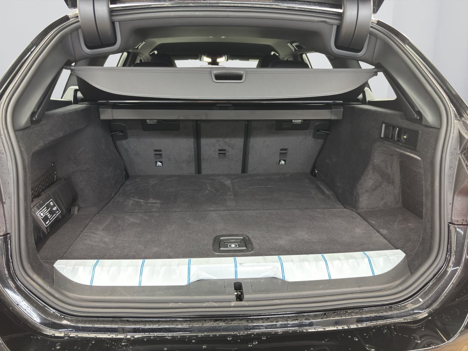 Fahrzeugabbildung BMW 330e Touring [M Sport, AHK, ACC, RFK, 18 LMR]