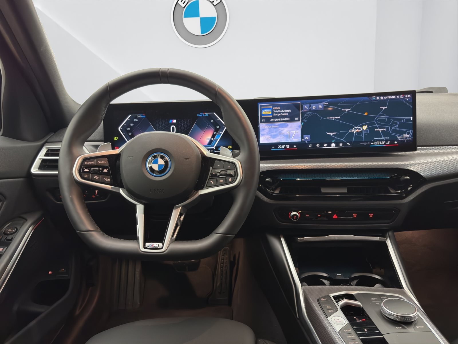 Fahrzeugabbildung BMW 330e Touring [M Sport, AHK, ACC, RFK, 18 LMR]