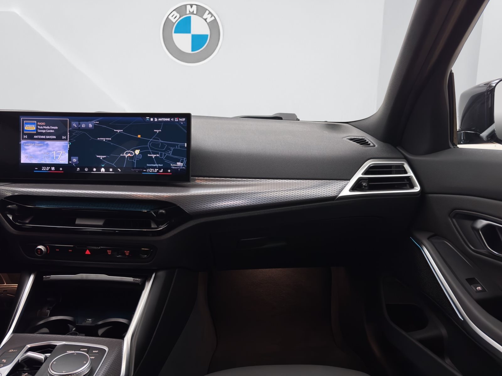 Fahrzeugabbildung BMW 330e Touring [M Sport, AHK, ACC, RFK, 18 LMR]