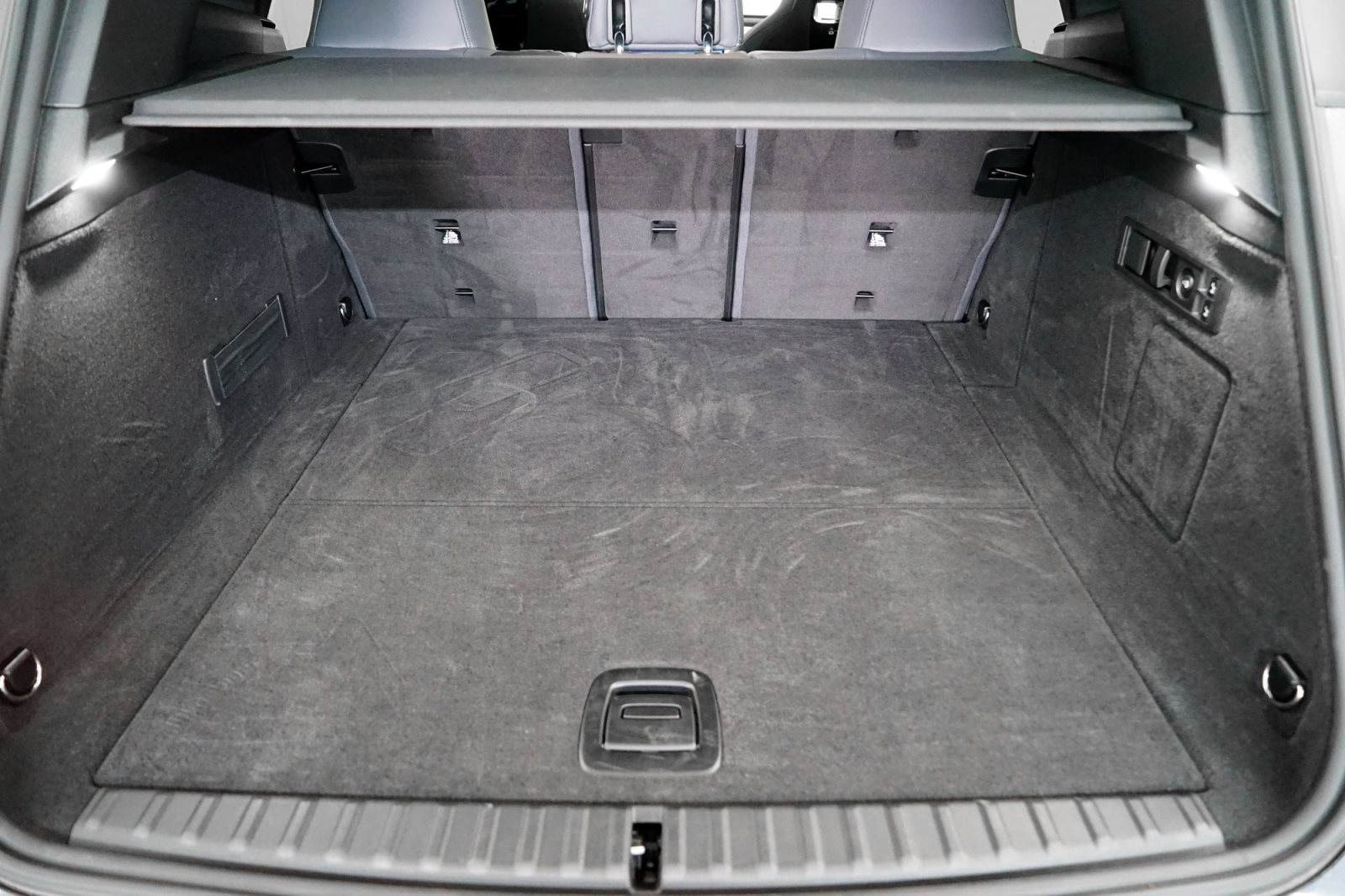 Fahrzeugabbildung BMW iX xDrive40 [Sportpaket, AHK, Laser, HUD, ACC]