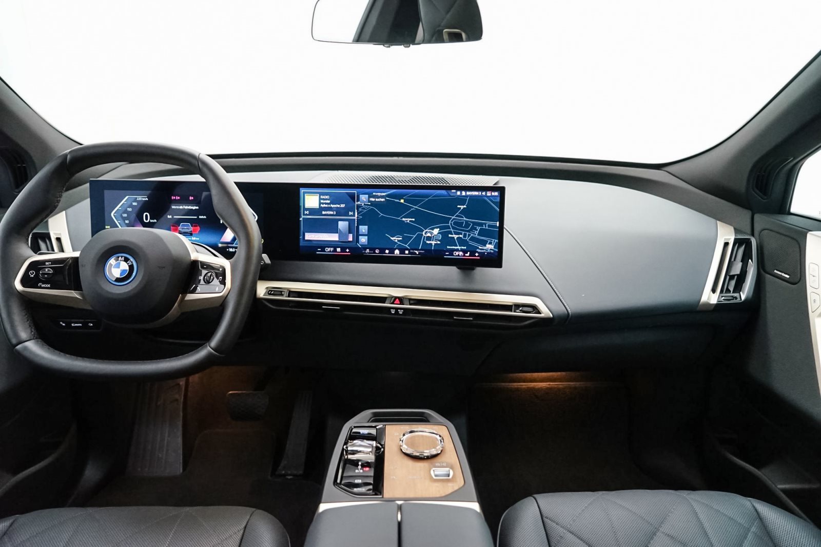 Fahrzeugabbildung BMW iX xDrive40 [Sportpaket, AHK, Laser, HUD, ACC]