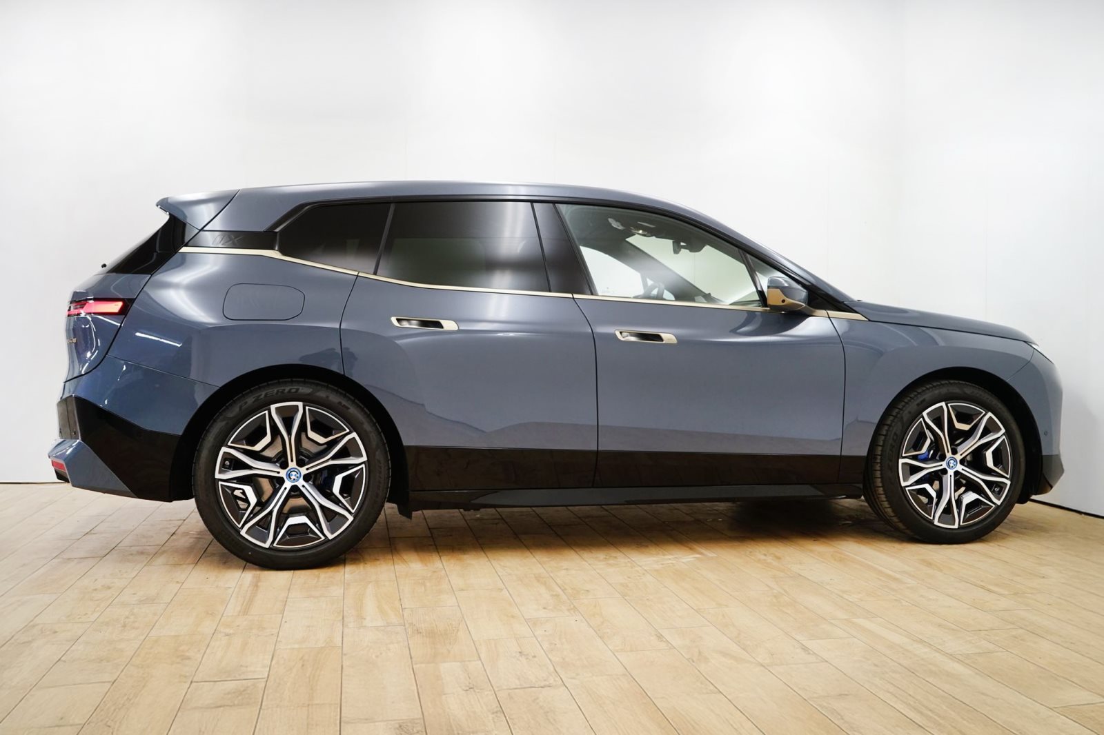 Fahrzeugabbildung BMW iX xDrive40 [Sportpaket, AHK, Laser, HUD, ACC]